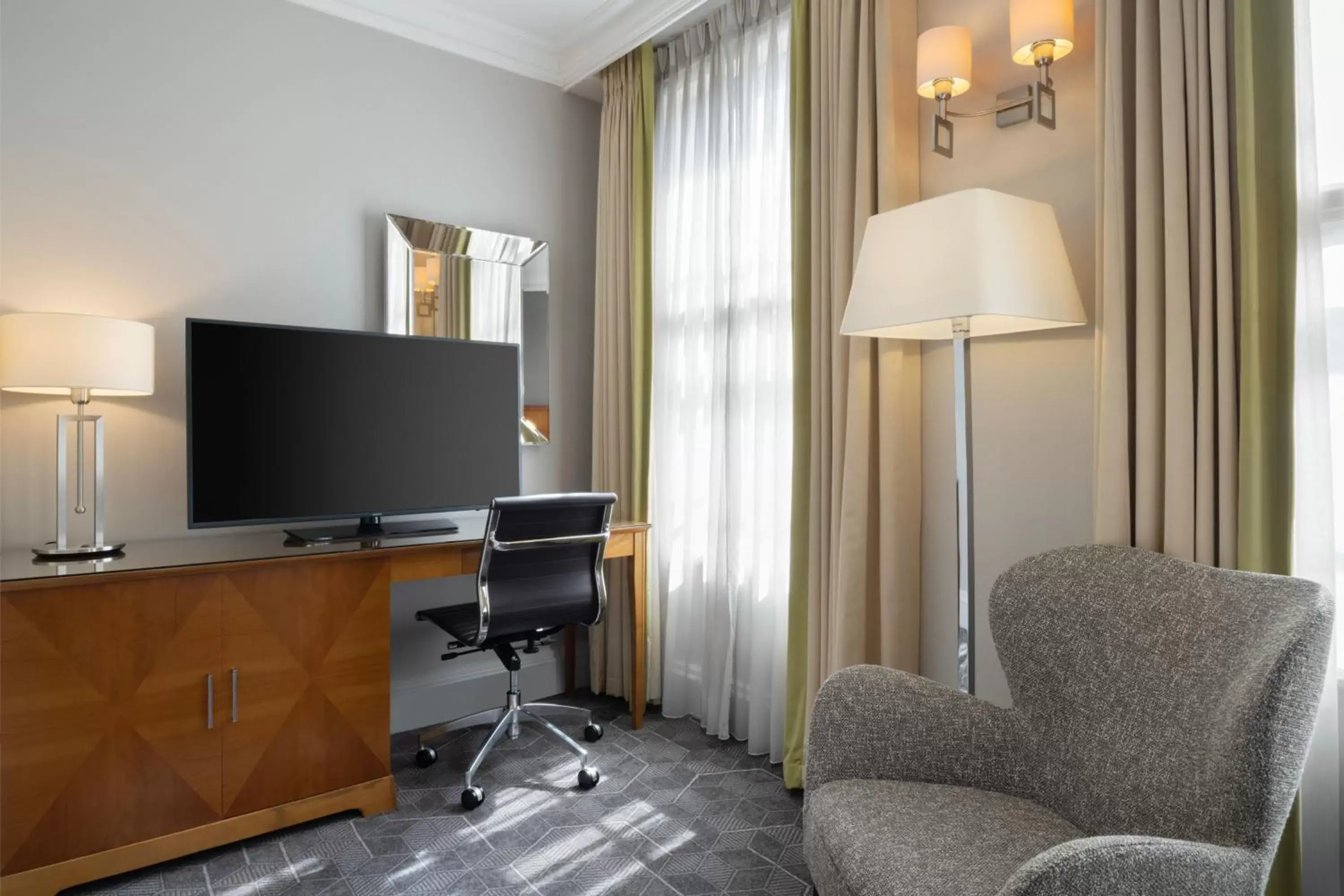 Bedroom, TV/Entertainment Center in Delta Hotels by Marriott Birmingham