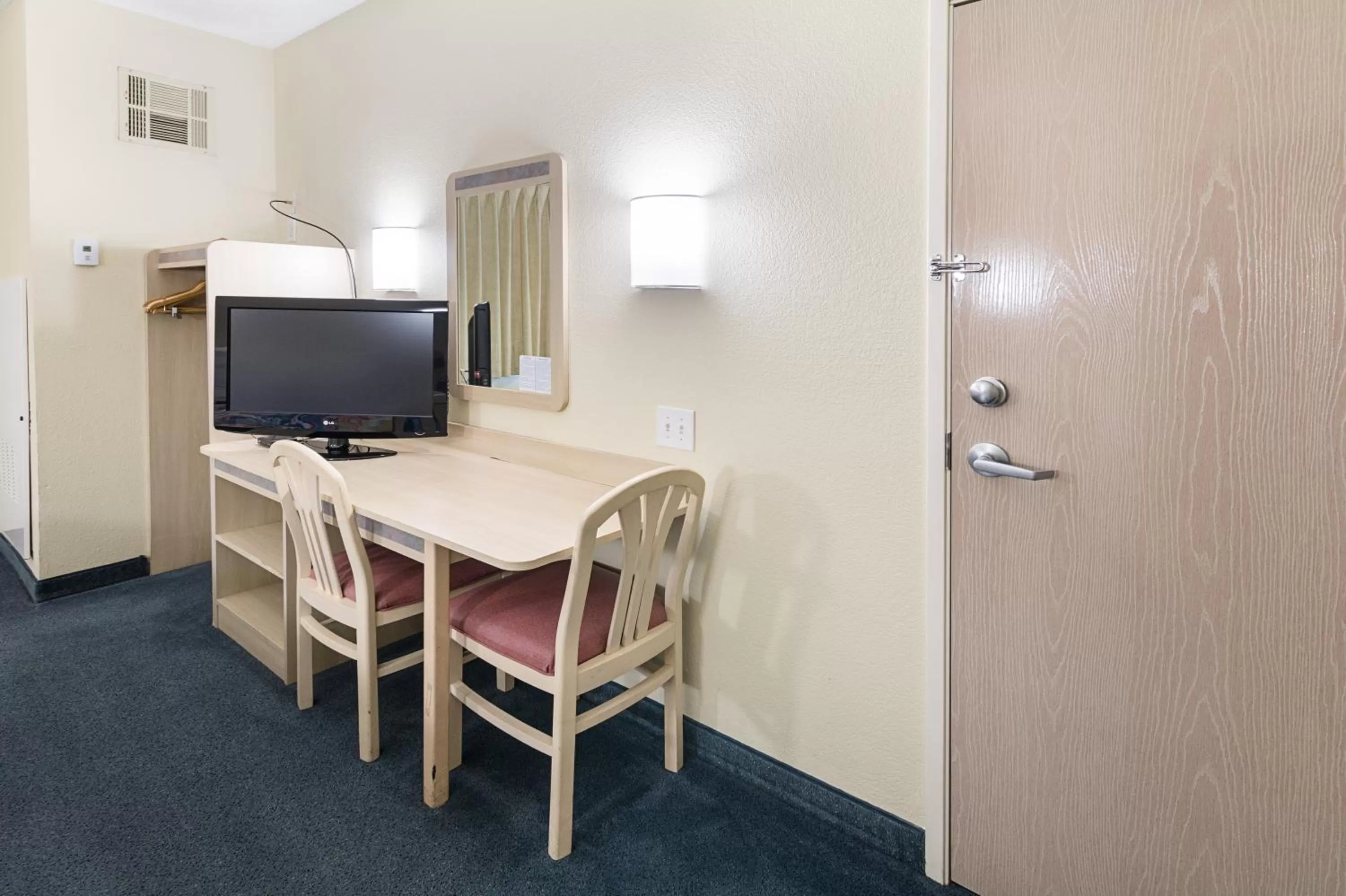 Bedroom in Motel 6-Weatherford, TX