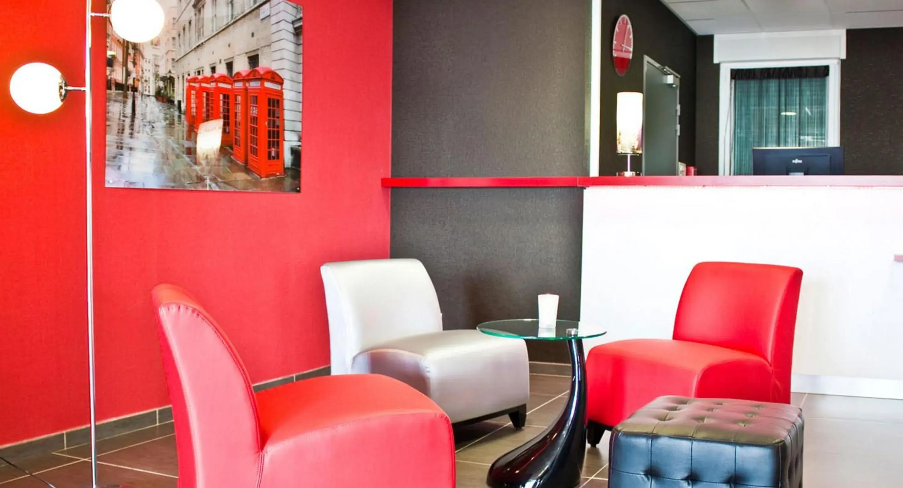 Lobby or reception in The Originals City, Hôtel des Lys, Dreux Lobby or reception in The Originals City, Hôtel des Lys, Dreux