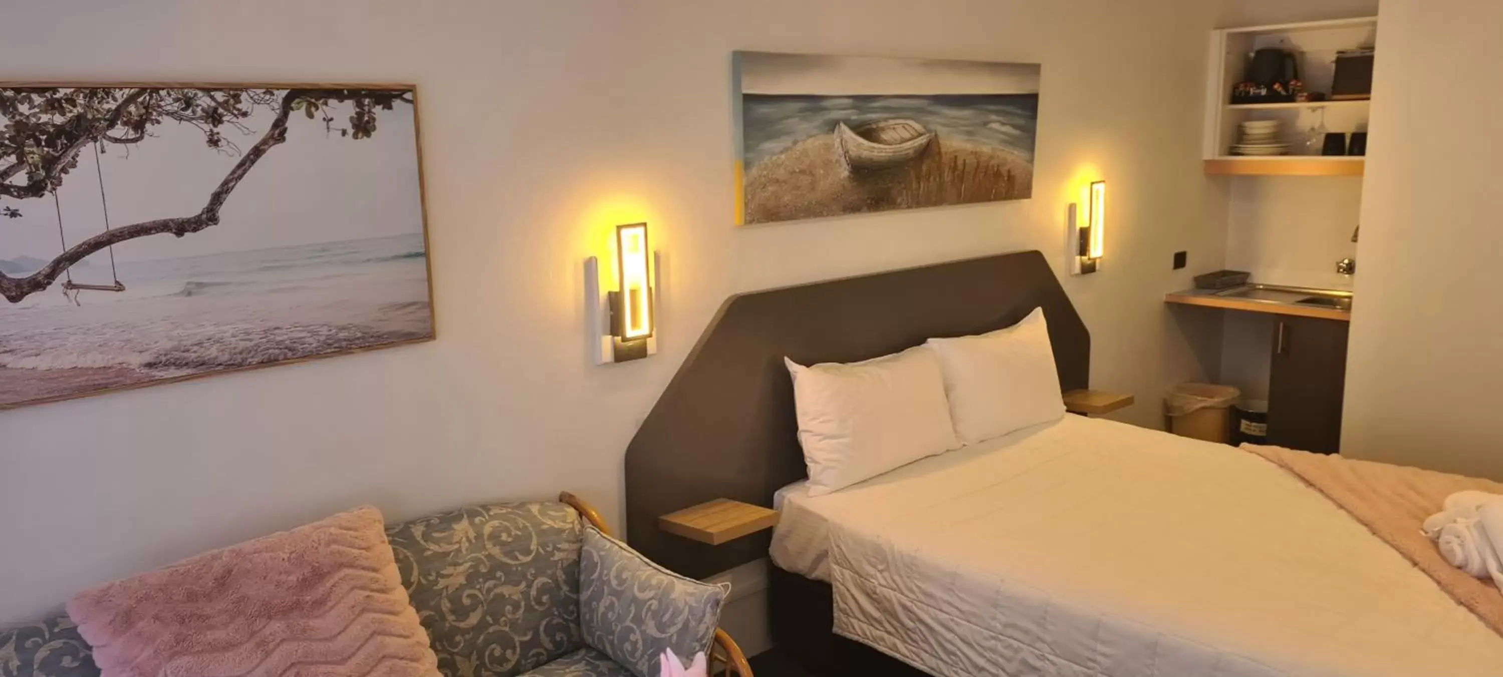 Bed in Golden Sands Motor Inn