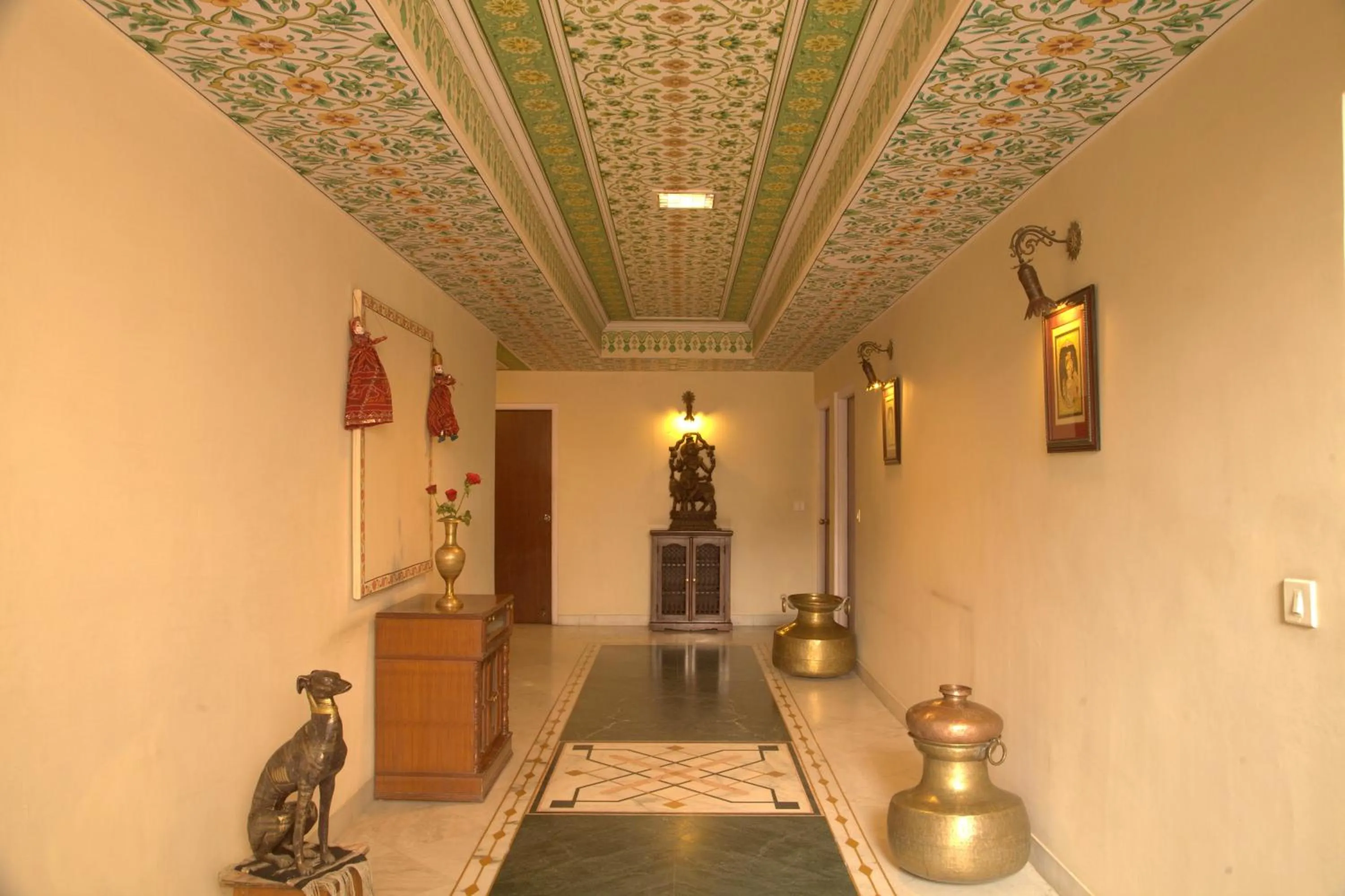 Restaurant/places to eat in Anuraag Villa