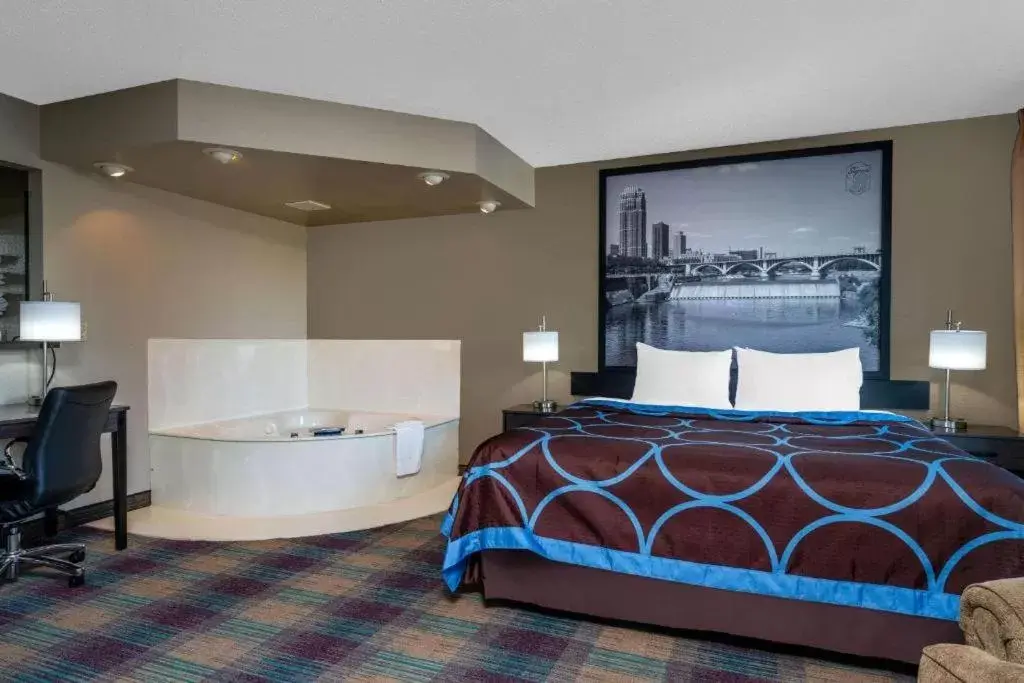 Bedroom, Bed in Super 8 by Wyndham Glenwood