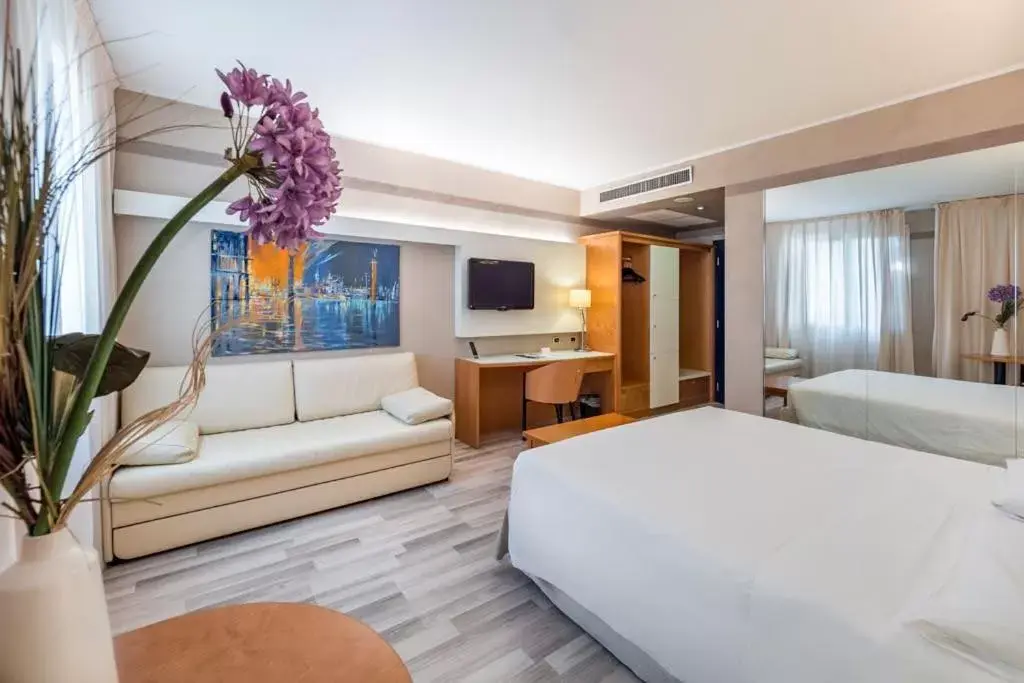 Photo of the whole room, Bed in Park Hotel Ai Pini & Restaurant Ai Pini Photo of the whole room, Bed in Park Hotel Ai Pini & Restaurant Ai Pini