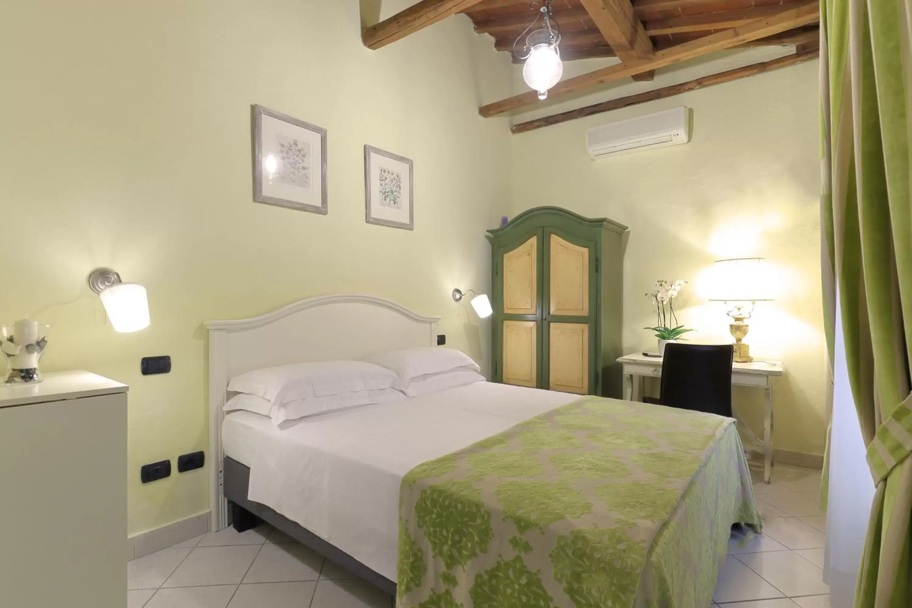 Photo of the whole room, Bed in Relais Lavagnini Florence