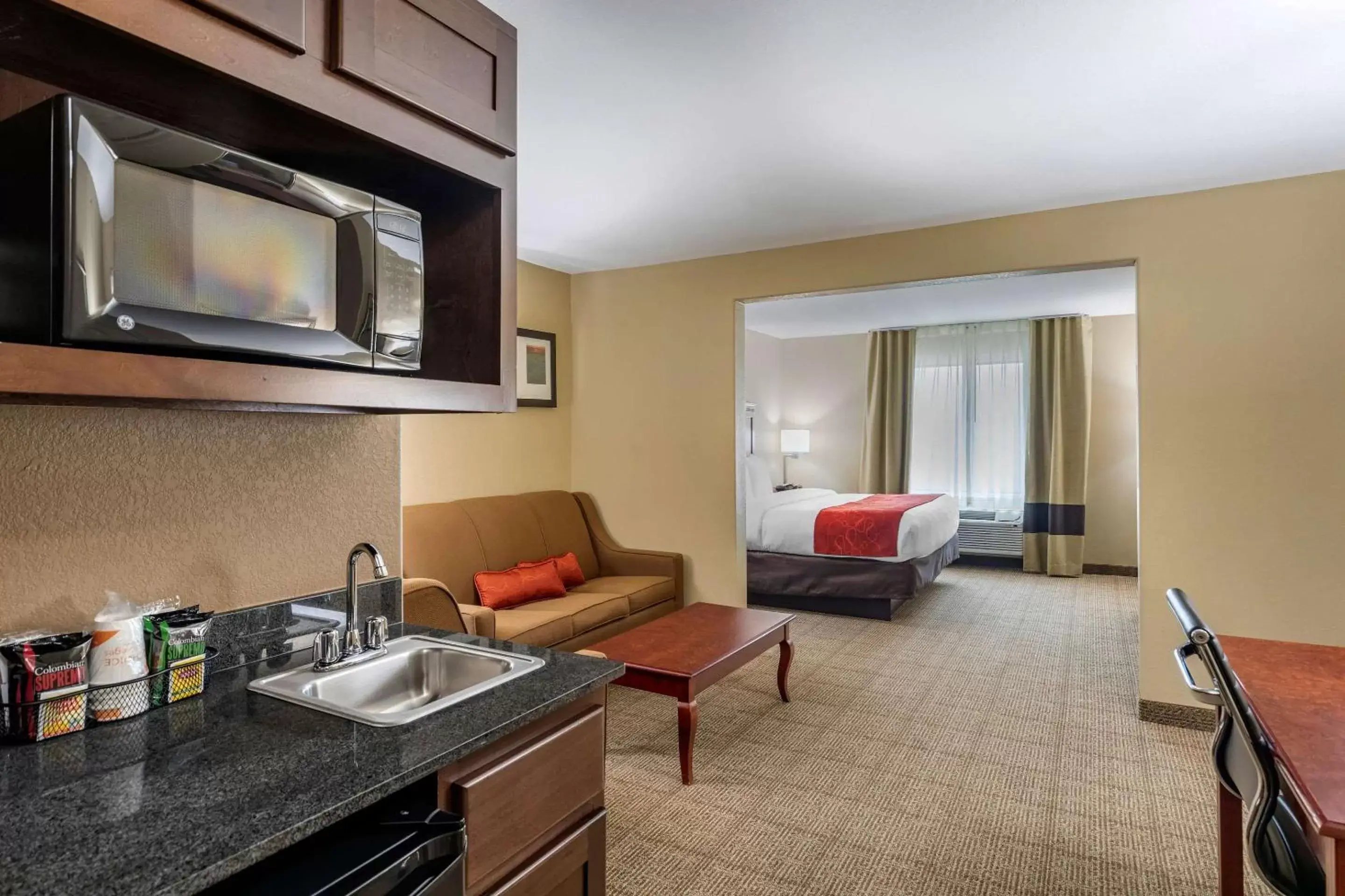 Photo of the whole room, Kitchen/Kitchenette in Comfort Suites Ennis