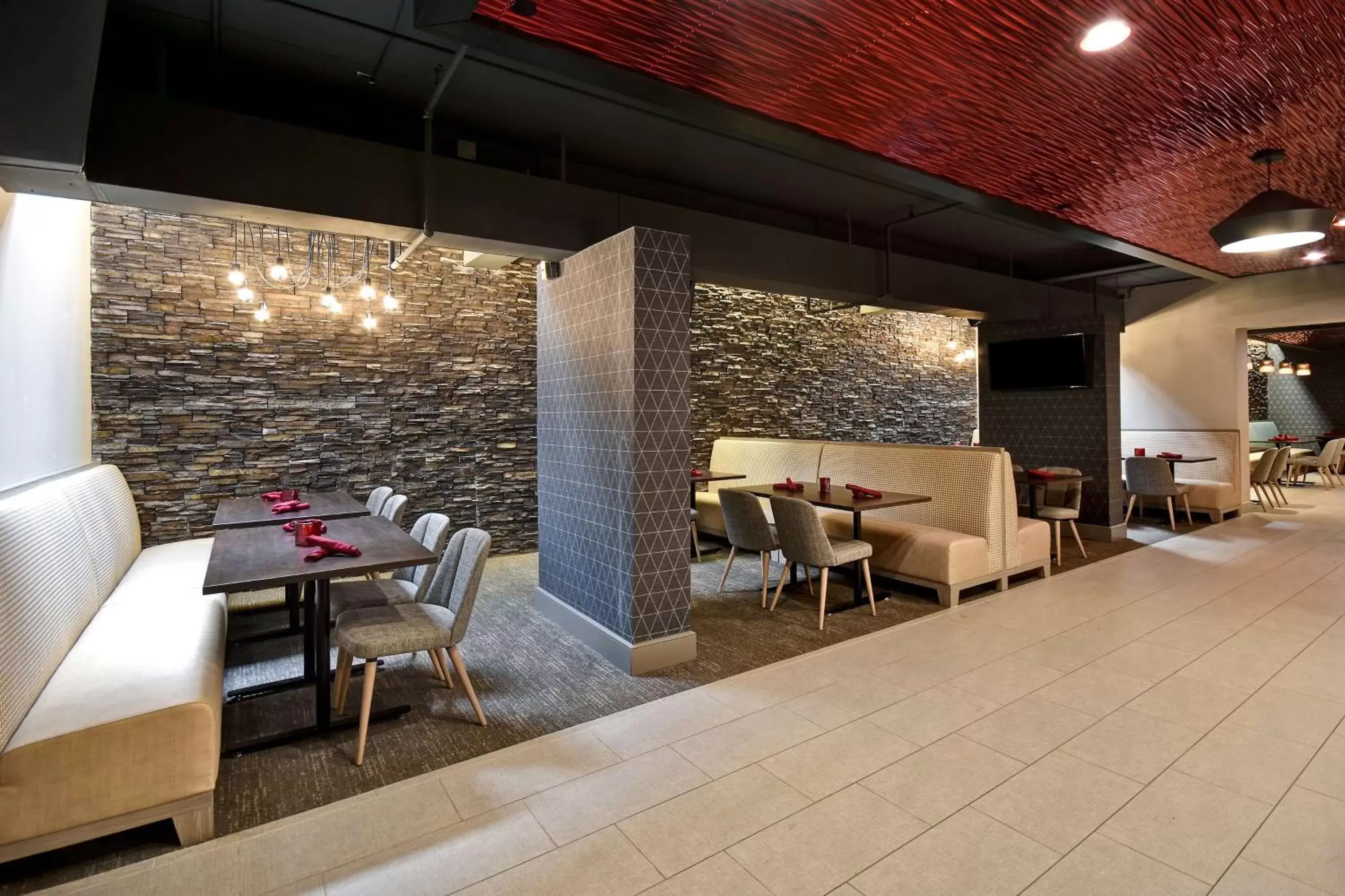 Lounge or bar, Restaurant/Places to Eat in DoubleTree by Hilton St. Louis Airport, MO