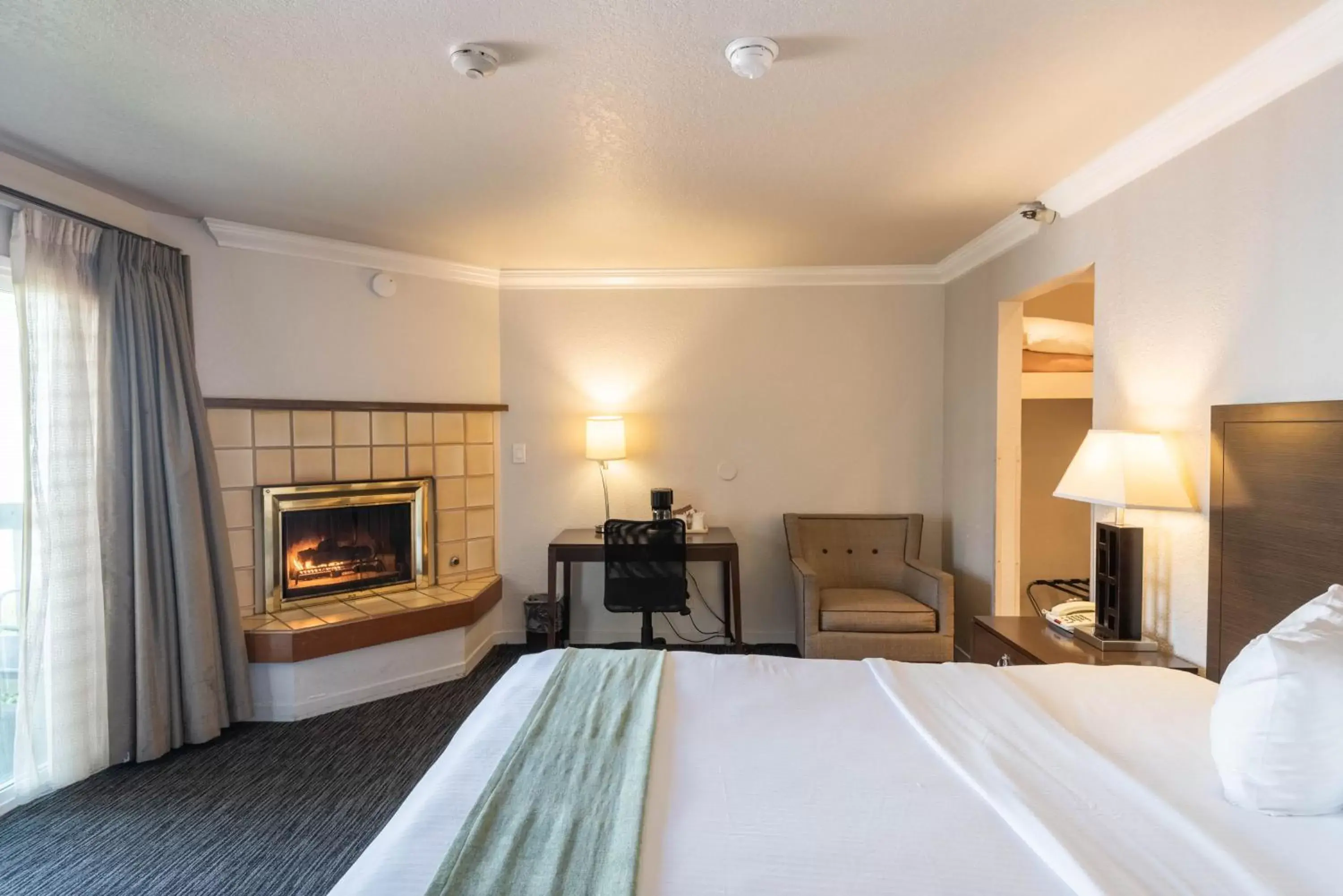 Photo of the whole room, Bed in Cannery Row Inn