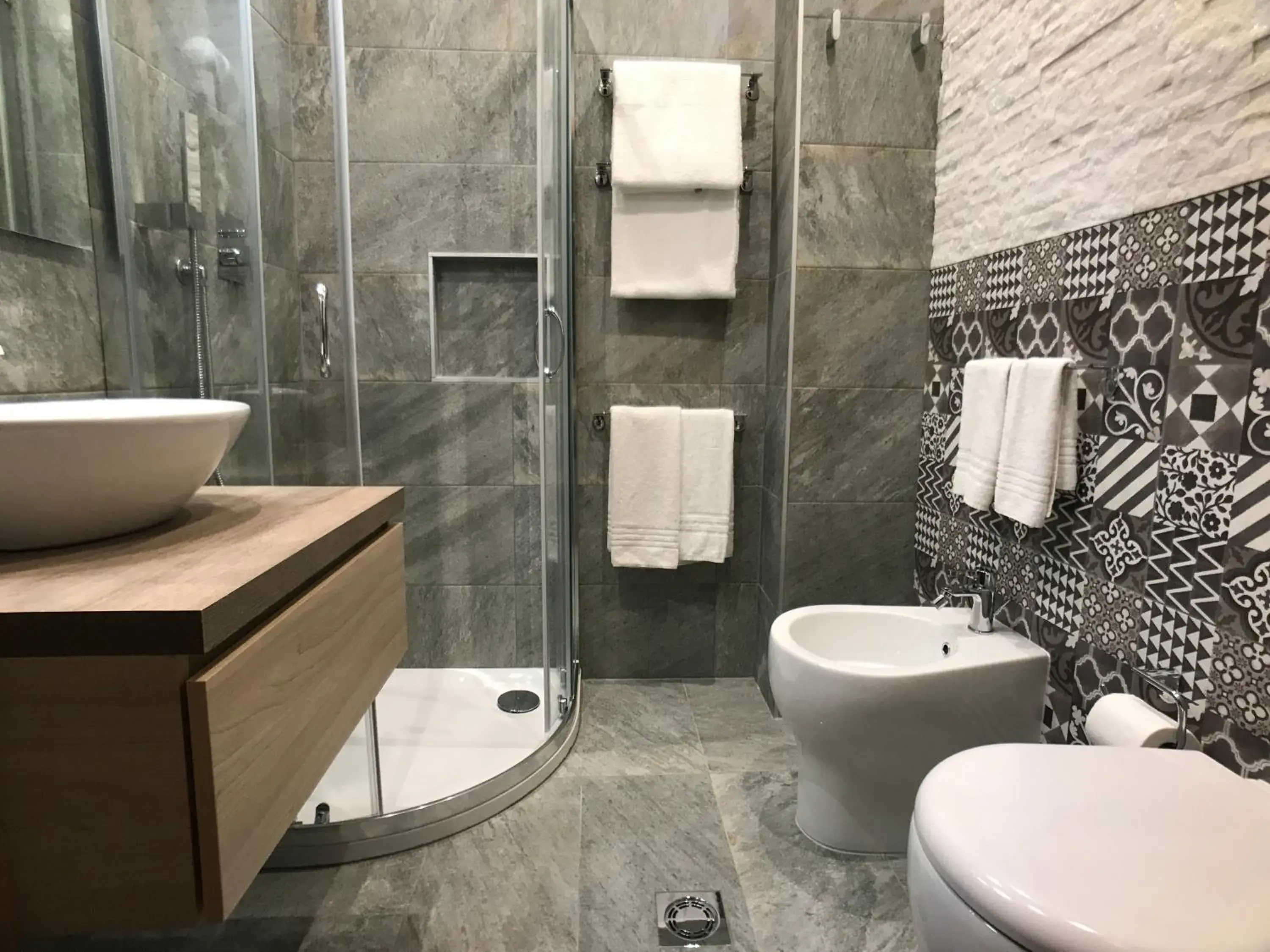 Shower, Bathroom in Hotel Mec