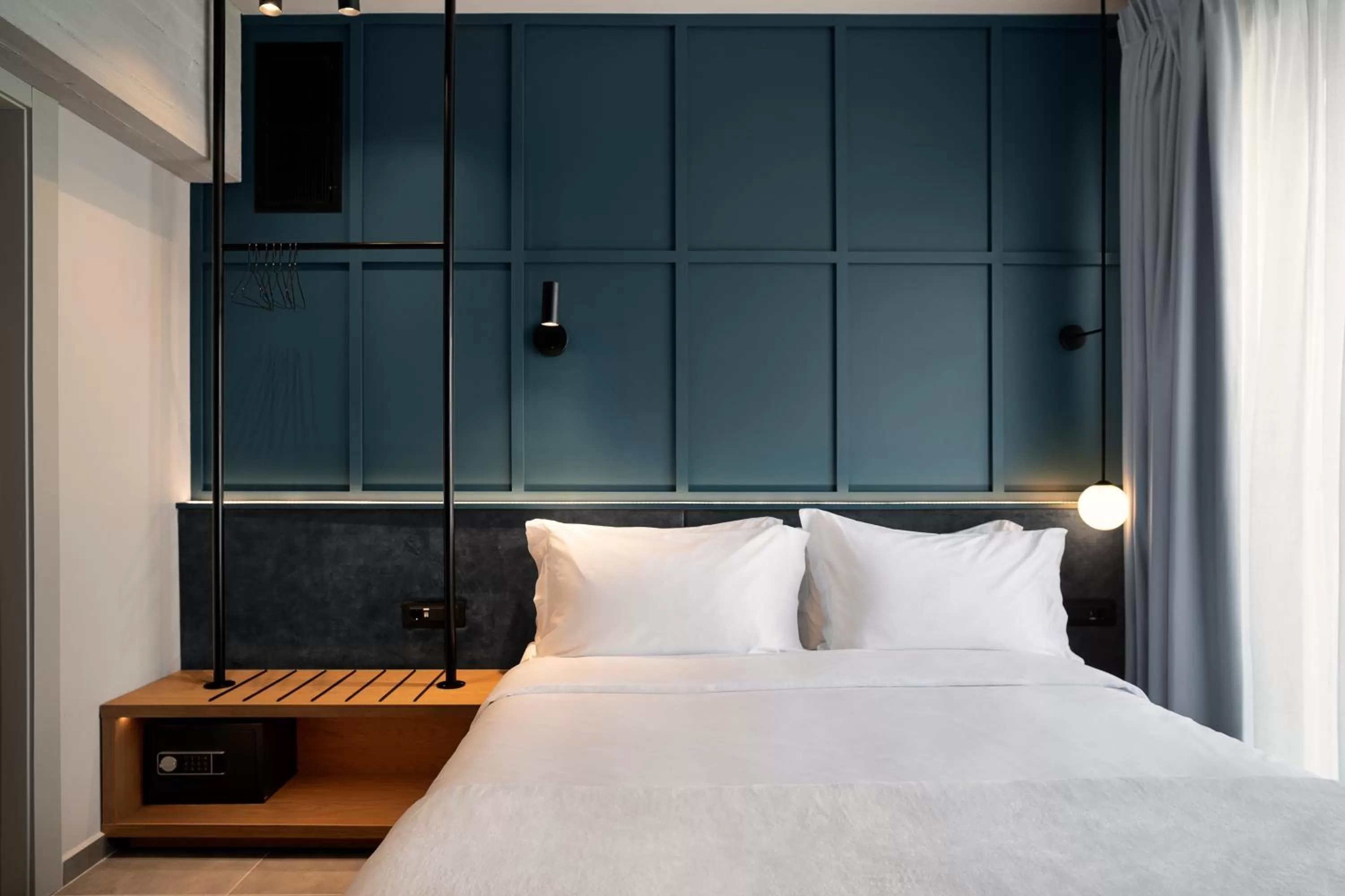 Bed in Bob W Athens Akadimia