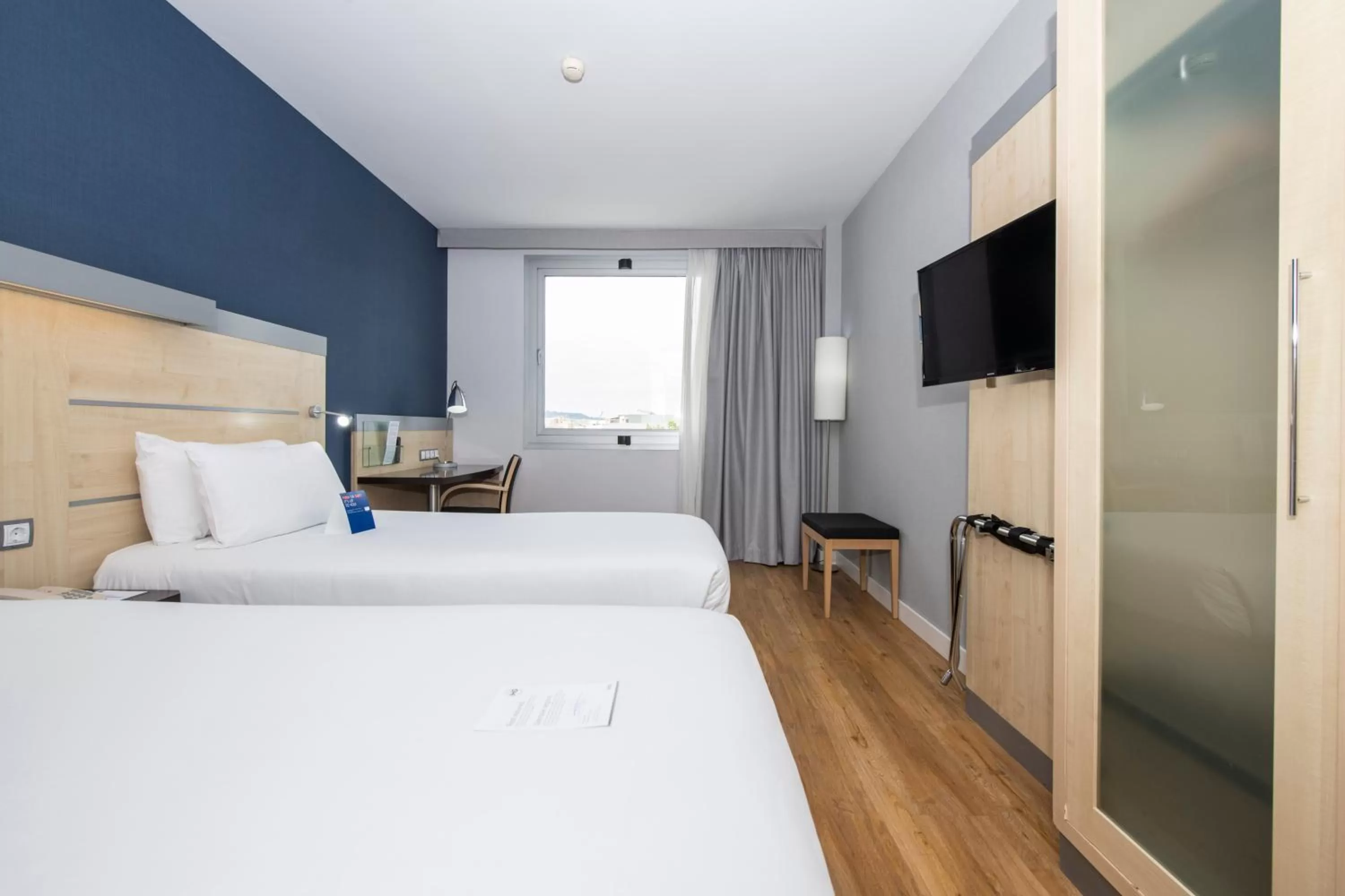 Photo of the whole room, Bed in Holiday Inn Express Barcelona City 22@ by IHG
