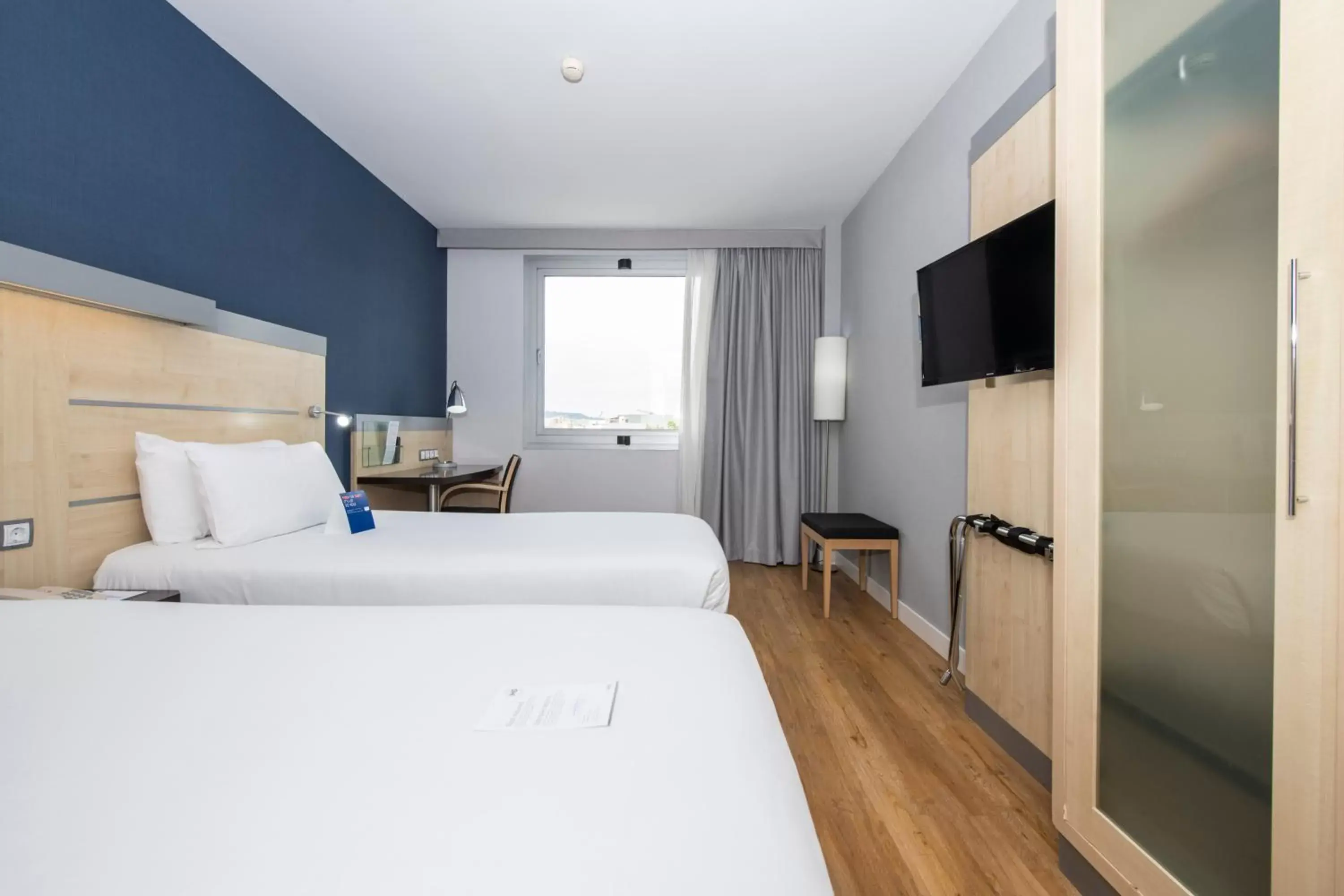Photo of the whole room, Bed in Holiday Inn Express Barcelona City 22@, an IHG Hotel