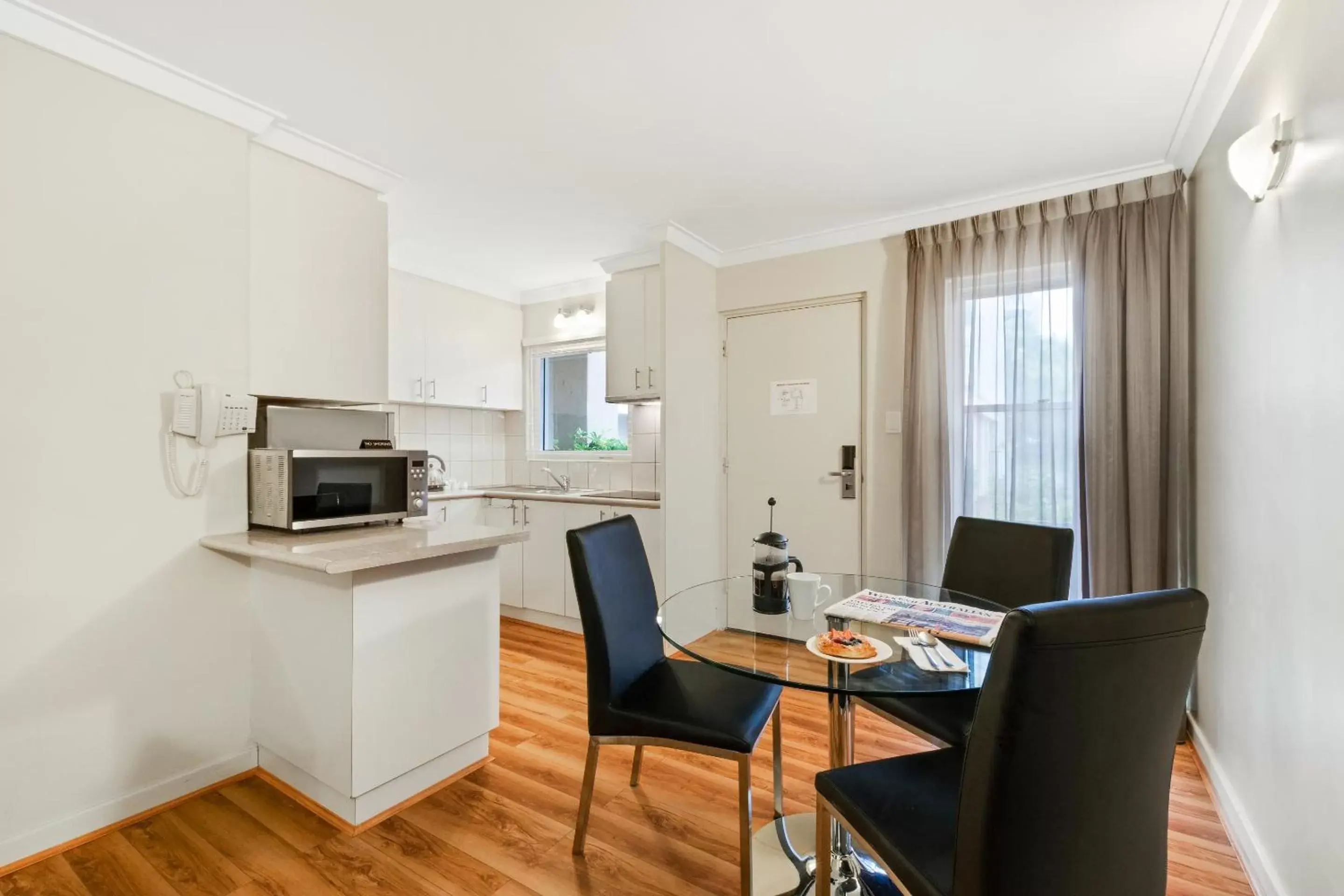 Kitchen or kitchenette, Dining Area in The Peninsula Riverside Serviced Apartments