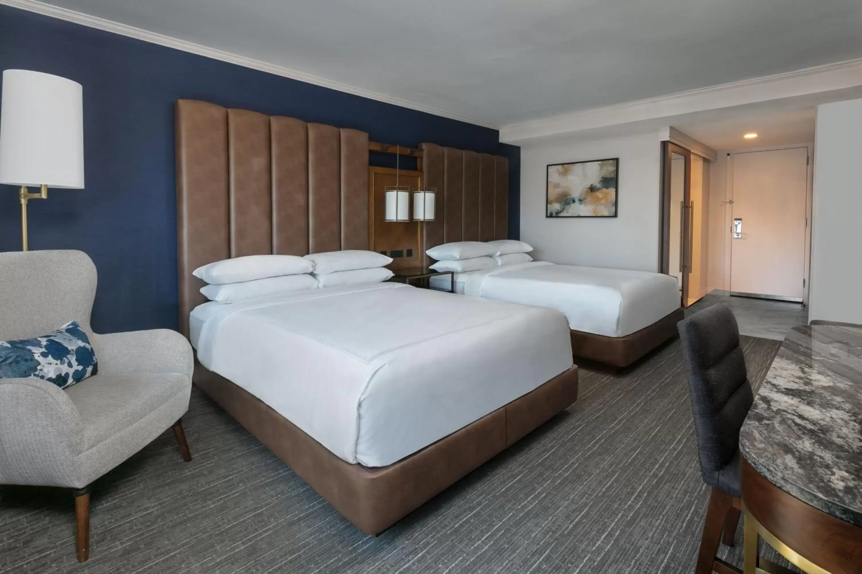 Photo of the whole room, Bed in Boston Marriott Long Wharf