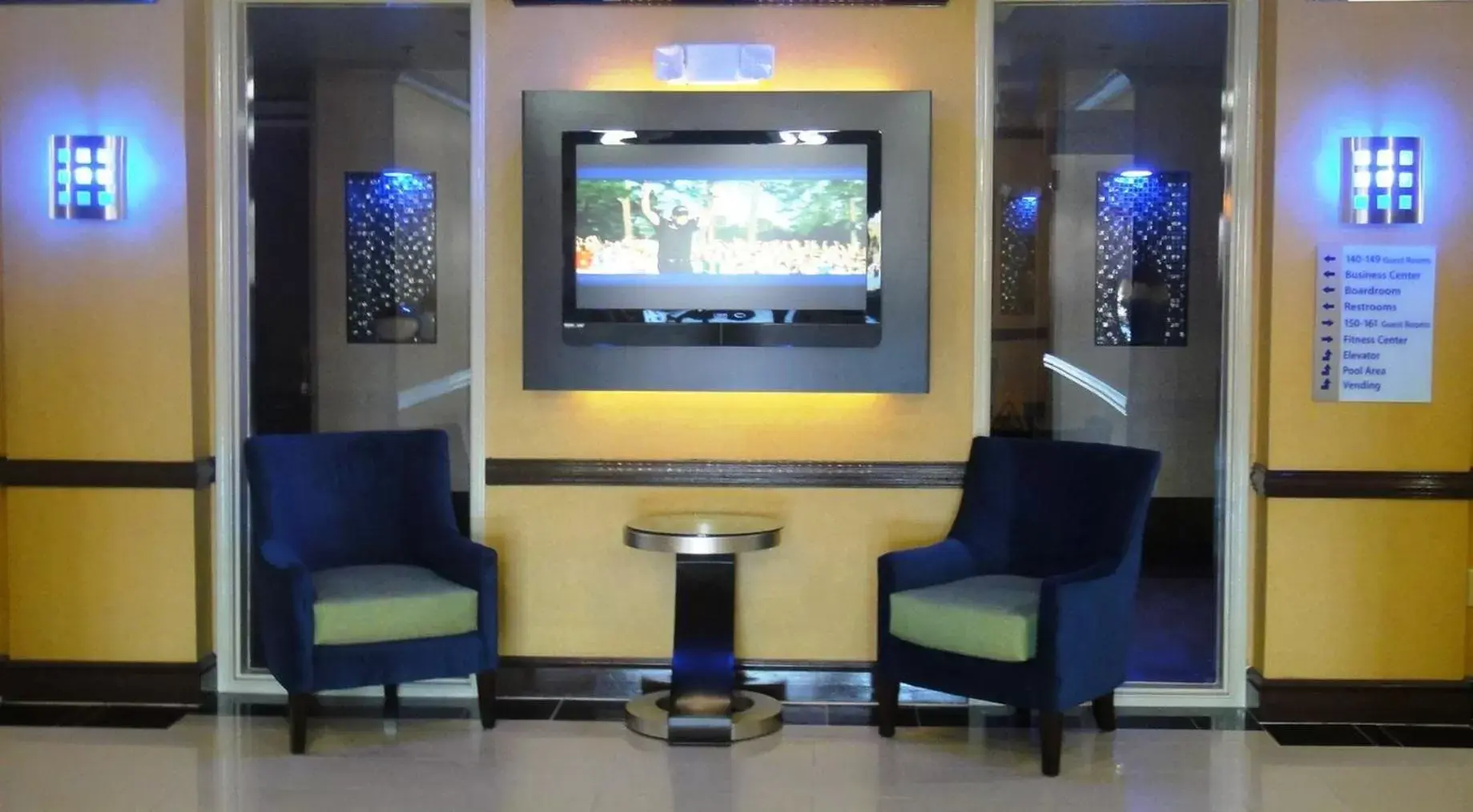 Lobby or reception, Lounge/Bar in Holiday Inn Express Hotel & Suites Hinesville, an IHG Hotel