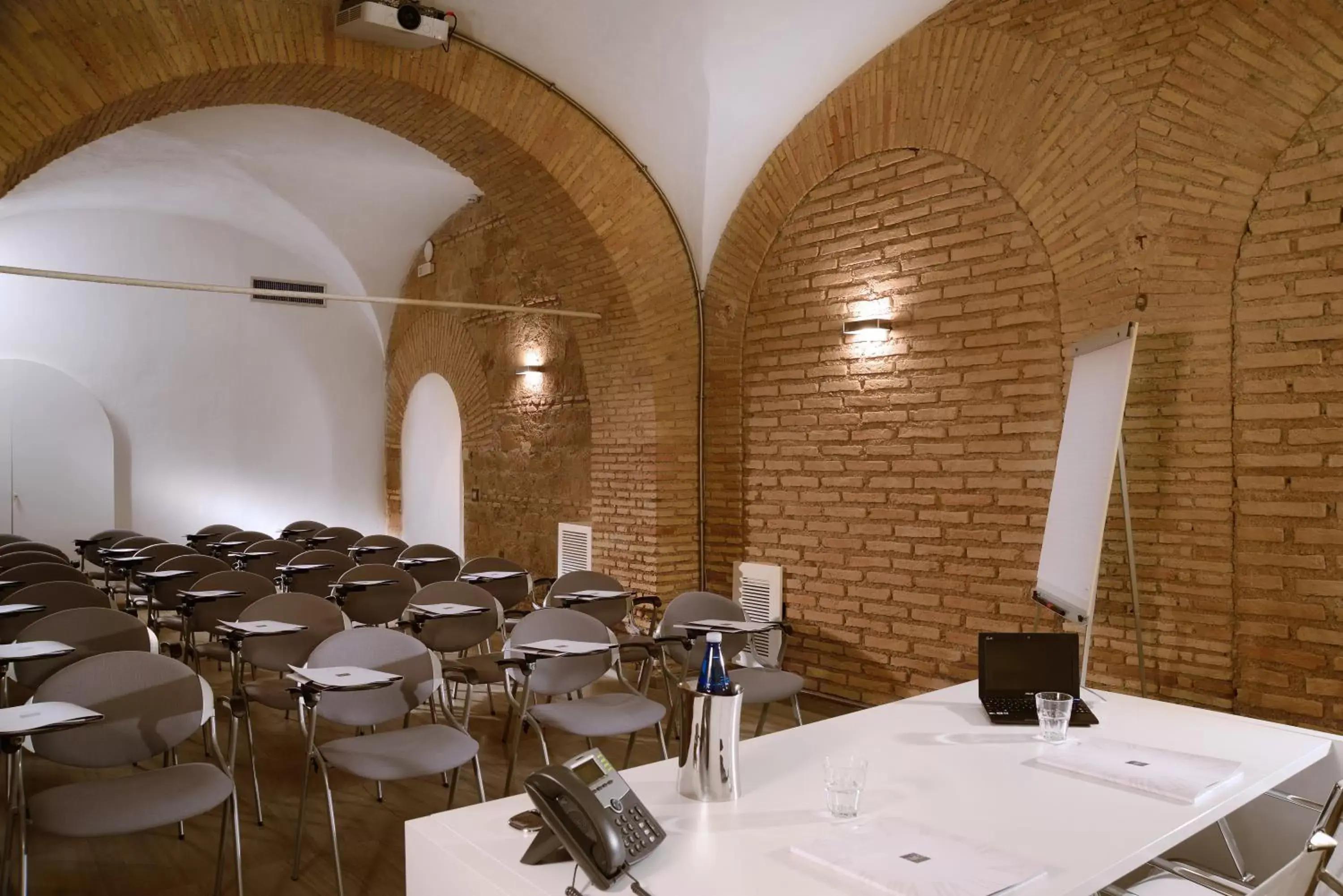 Business facilities, Restaurant/Places to Eat in Rome Times Hotel
