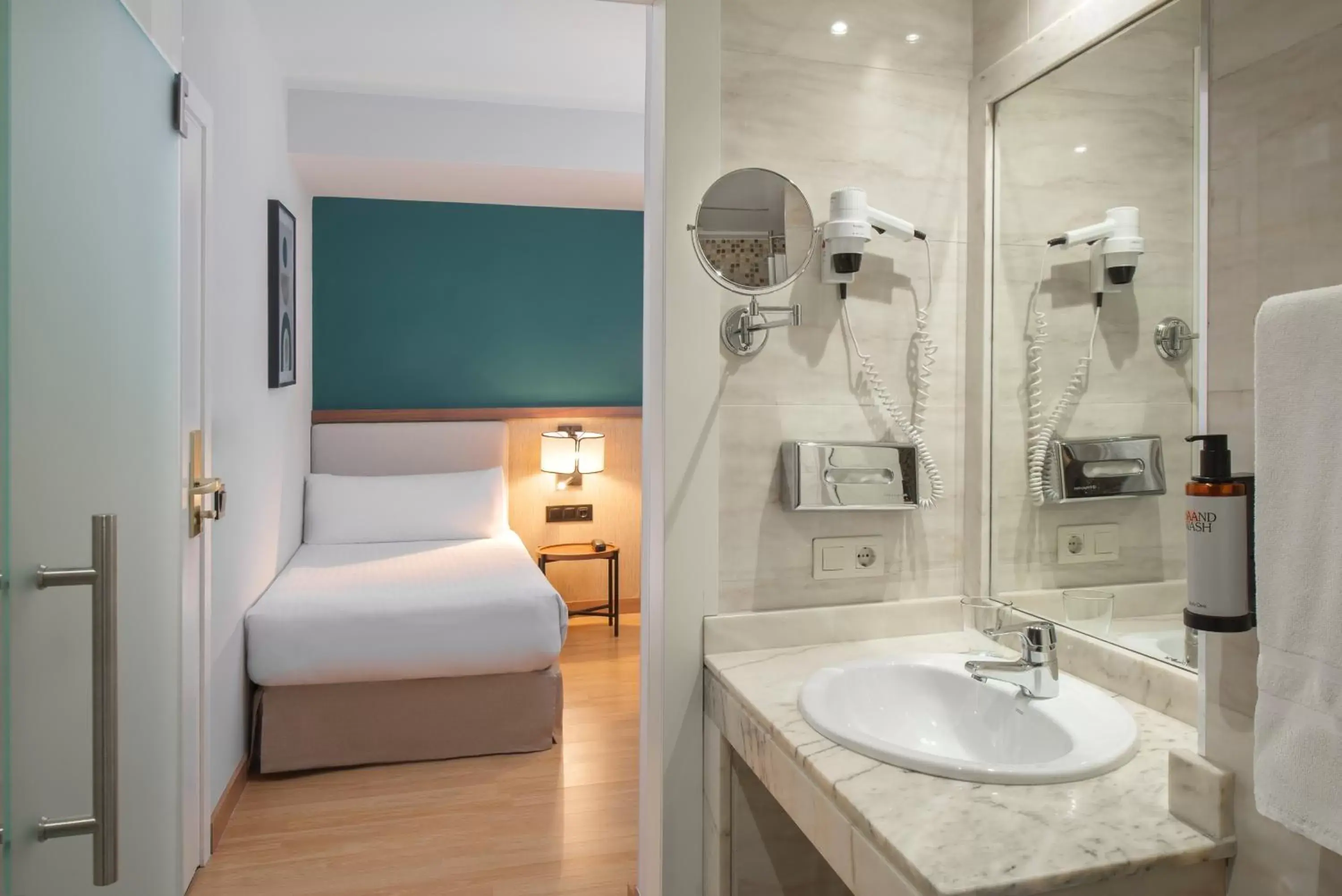 Bed, Bathroom in Hotel Elche Centro , affiliated by Melia