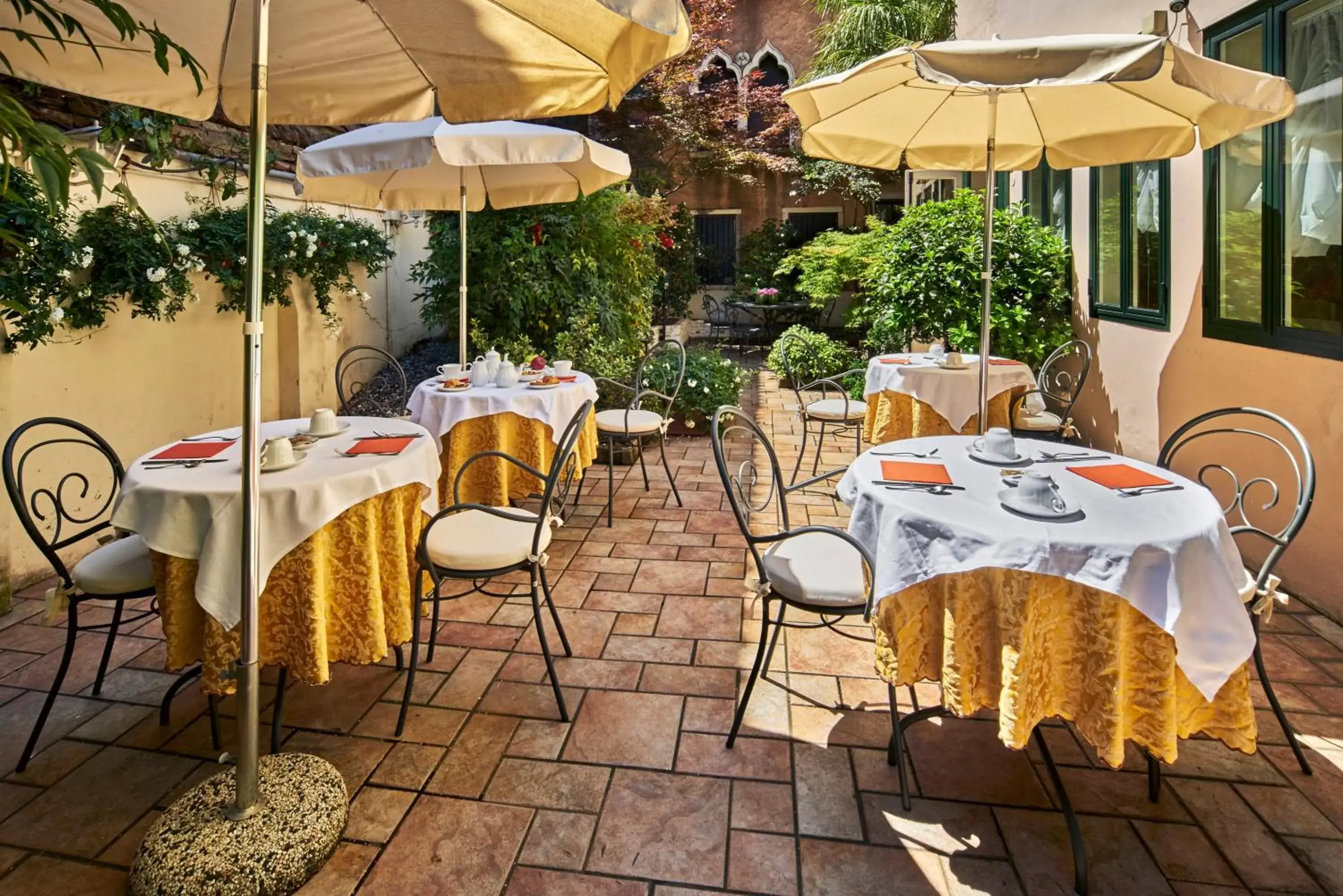 Restaurant/Places to Eat in Hotel Gardena