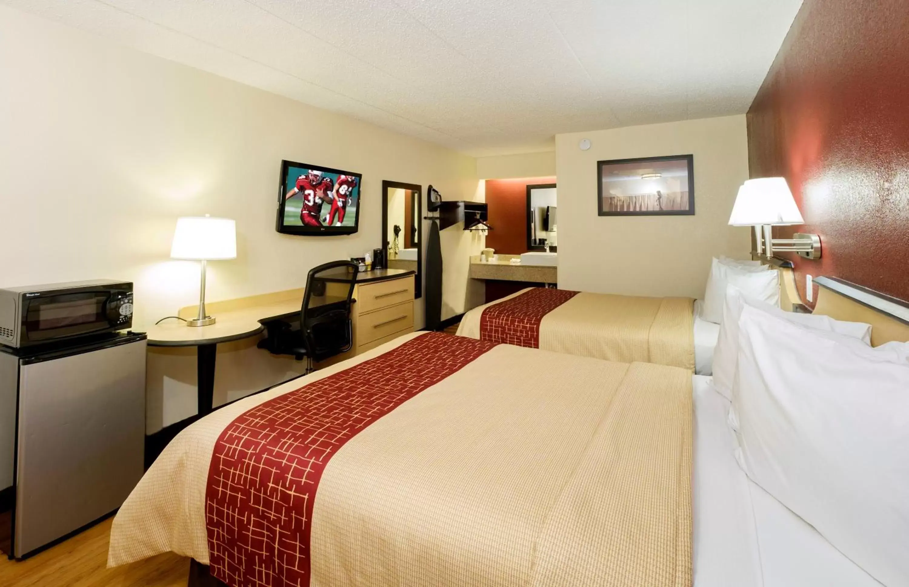 Photo of the whole room, Bed in Red Roof Inn Columbus West - Hilliard