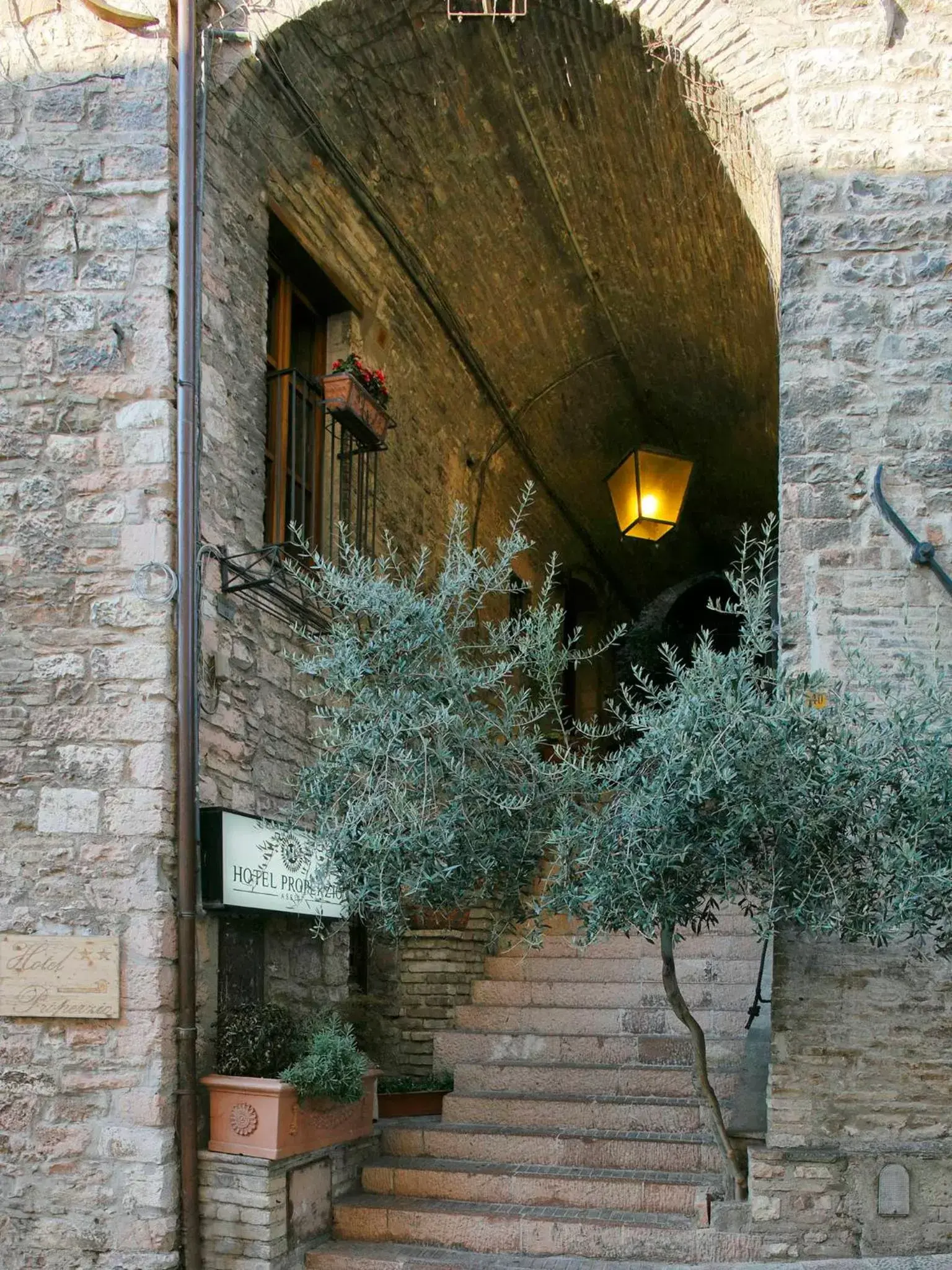 Property building in Hotel Properzio Property building in Hotel Properzio