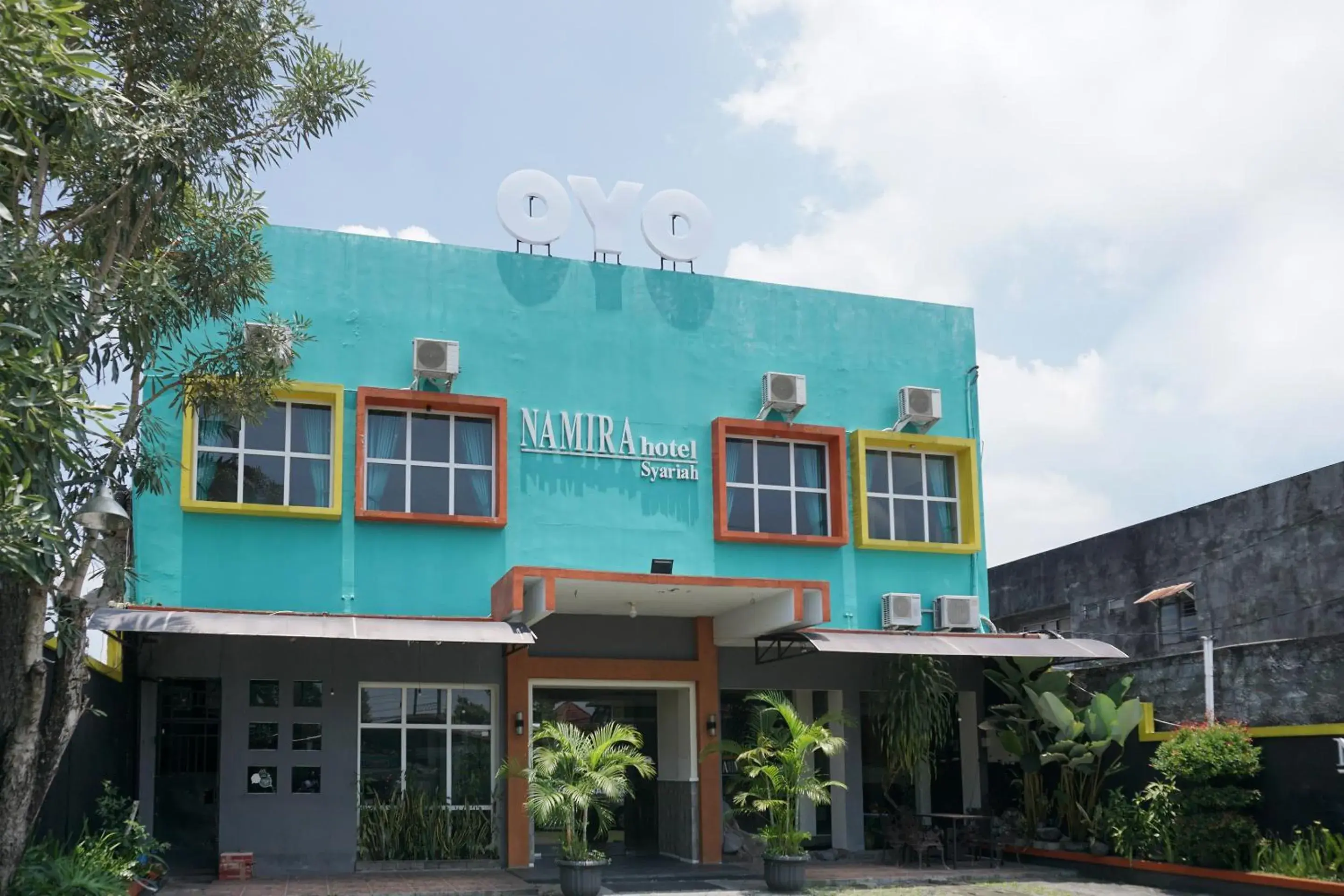 Facade/entrance, Property Building in RedDoorz Syariah At Namira Hotel