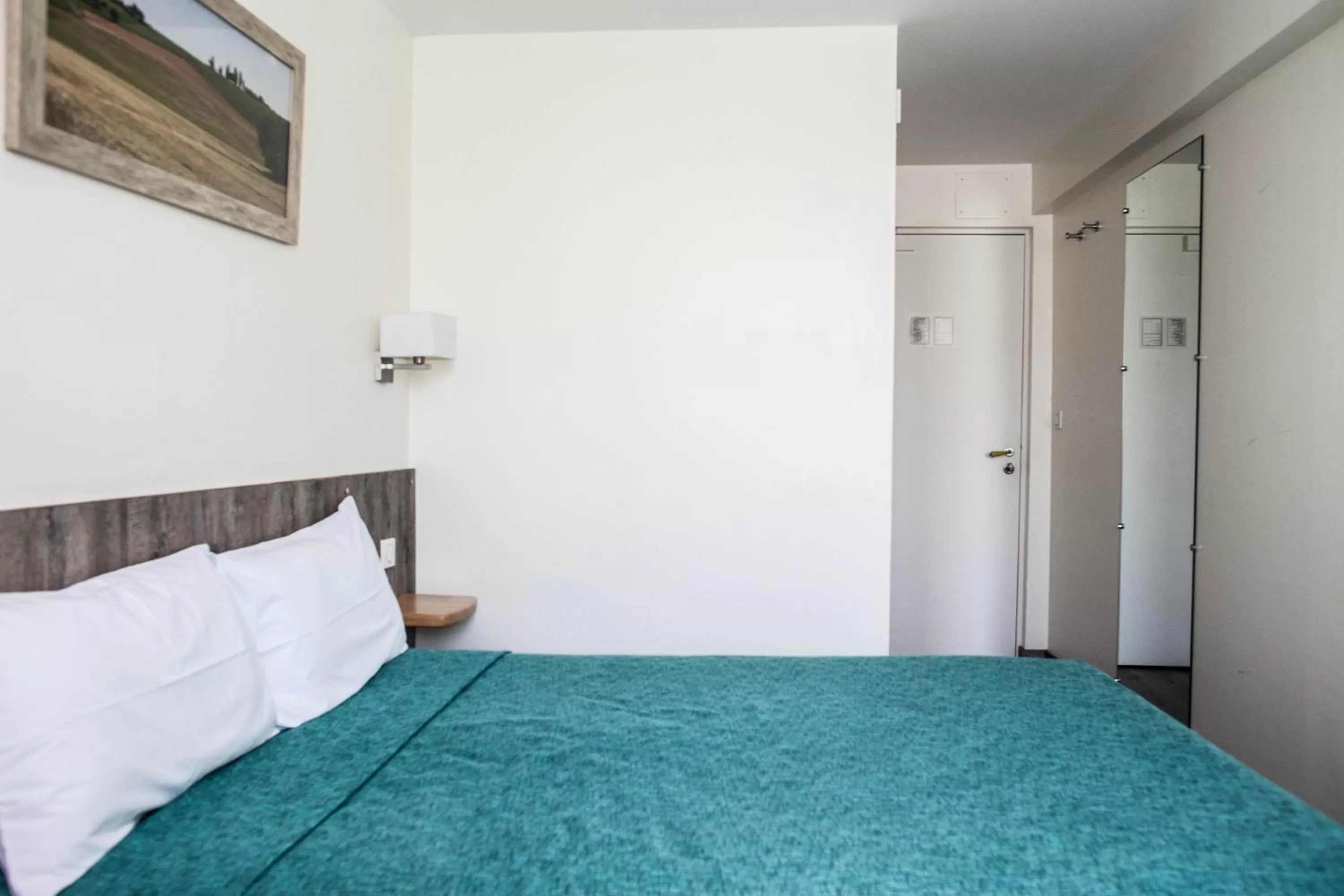 Photo of the whole room, Bed in Hôtel Henri IV