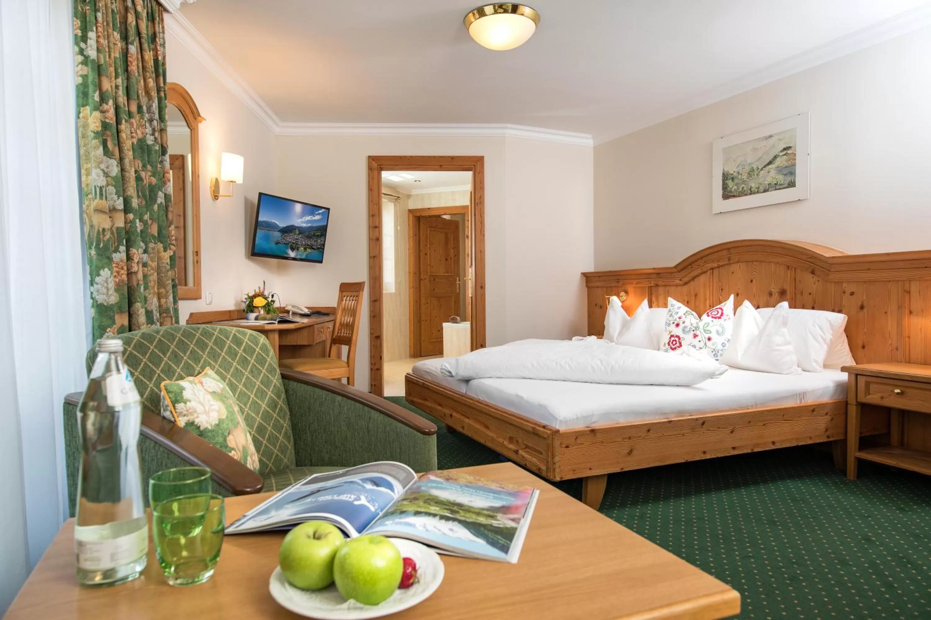 Photo of the whole room, Bed in Hotel zum Hirschen Zell am See