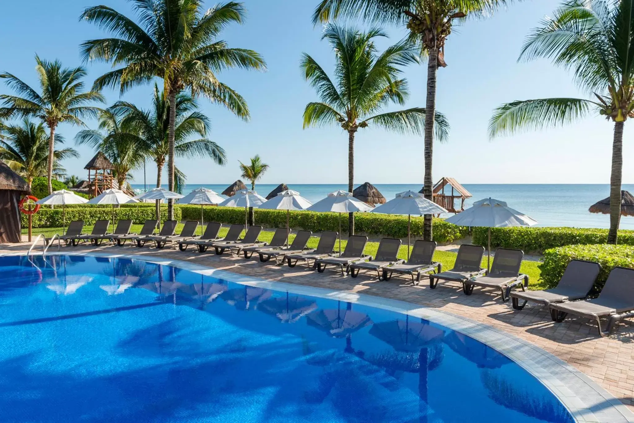 Swimming pool in Ocean Coral & Turquesa All Inclusive Swimming pool in Ocean Coral & Turquesa All Inclusive