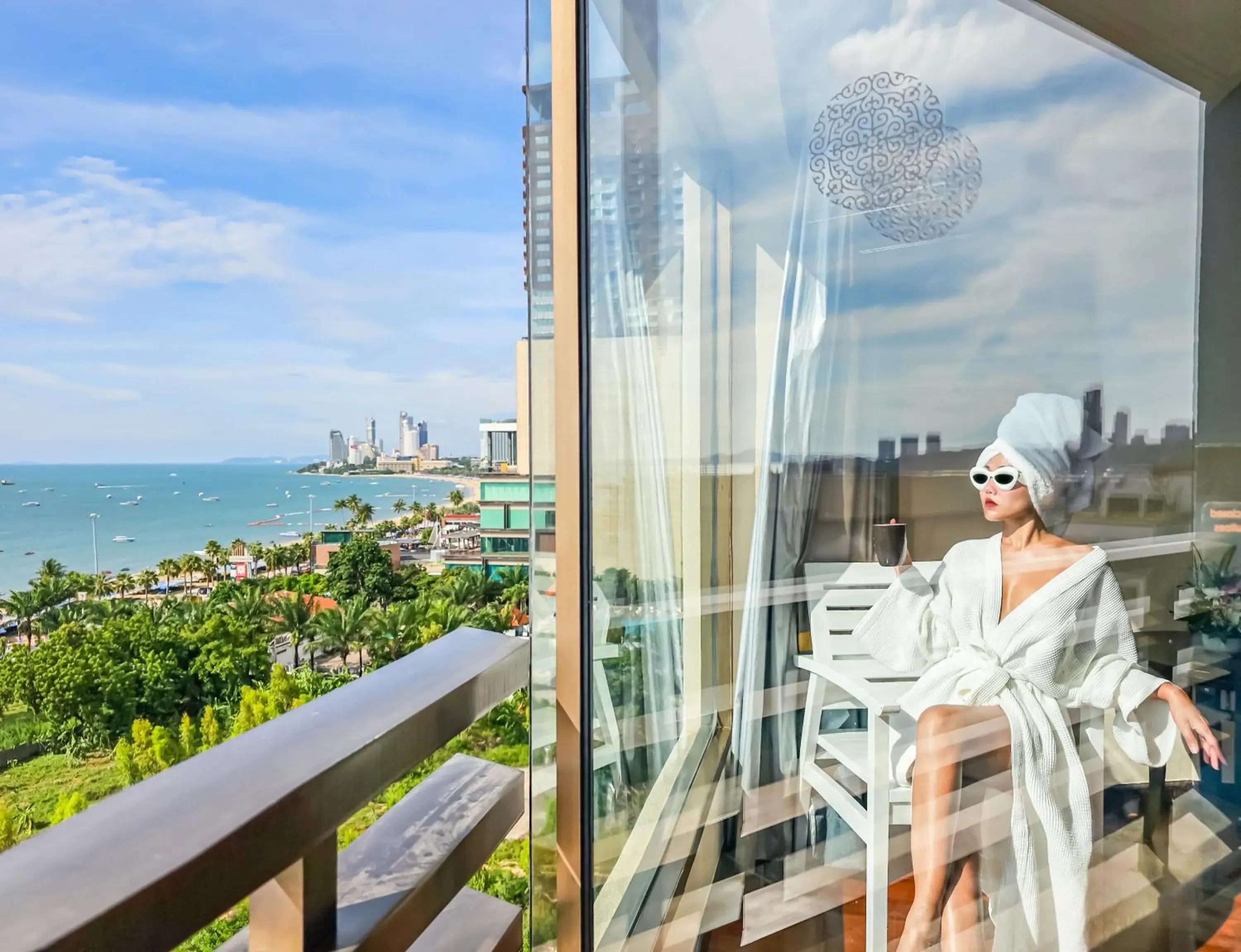 Sea view, Balcony/Terrace in The Bayview Hotel Pattaya