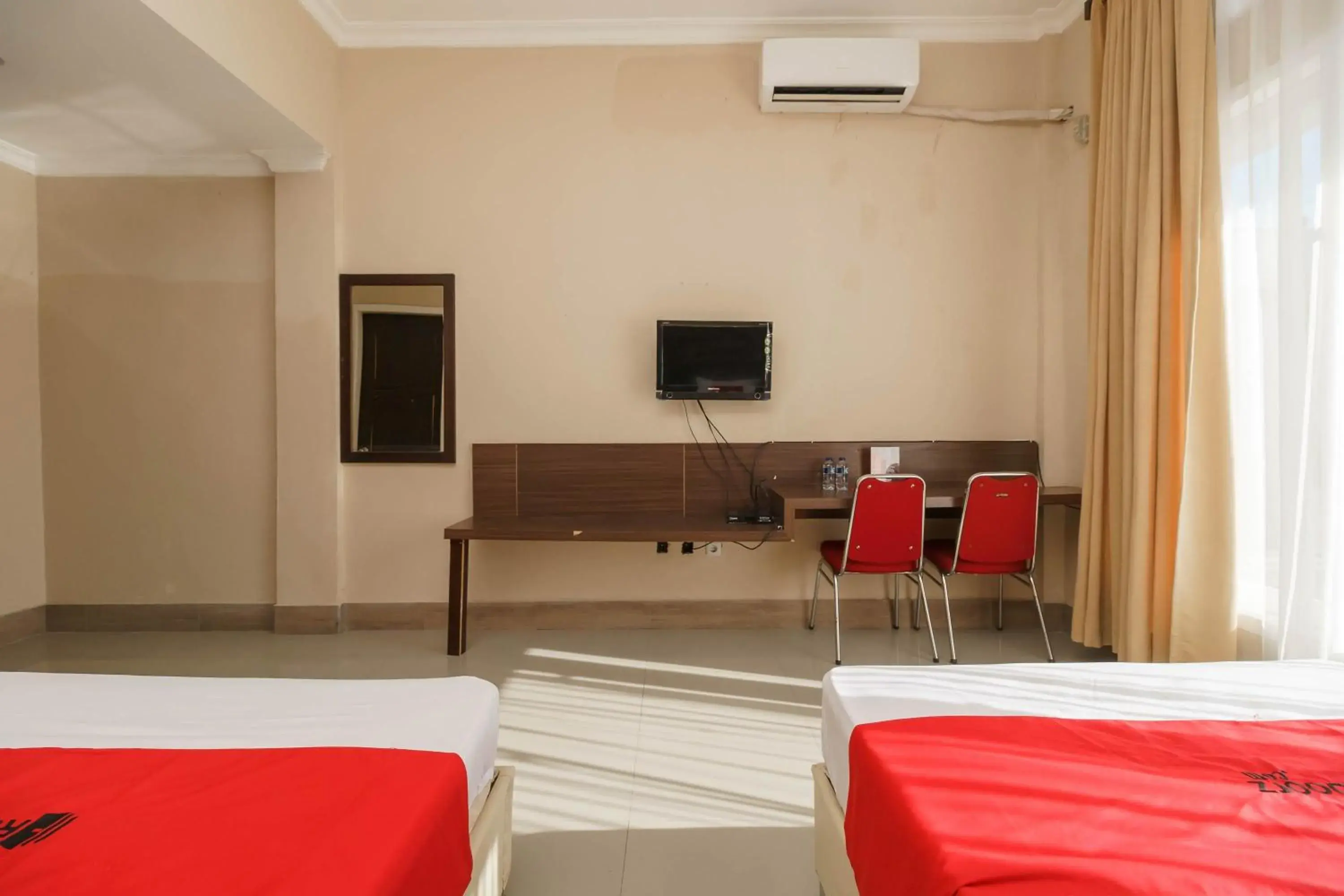 Bedroom, Bed in RedDoorz Syariah At Hotel Putri Gading Bengkulu