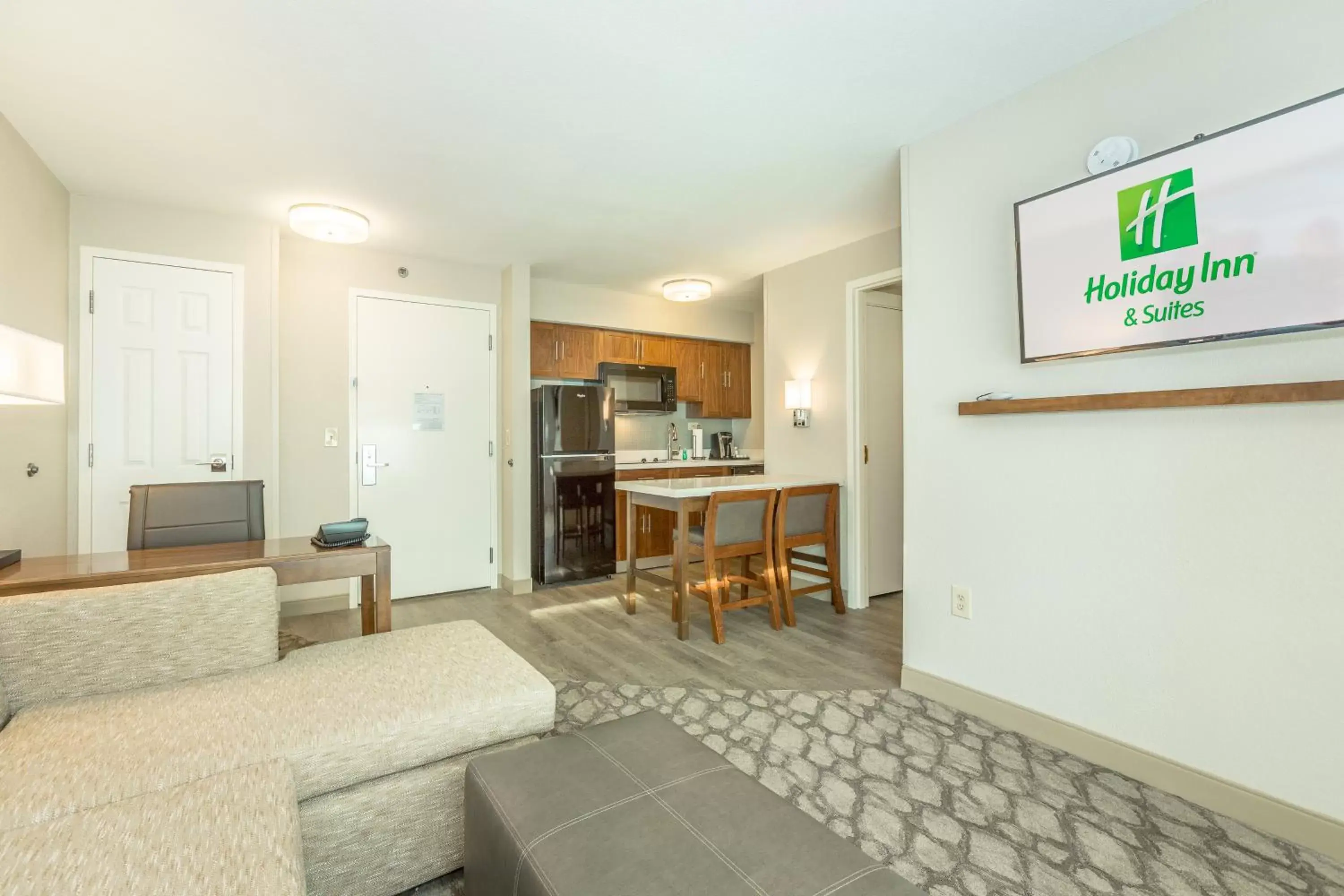 Kitchen or kitchenette, Seating Area in Holiday Inn Hotel and Suites Peachtree City, an IHG Hotel