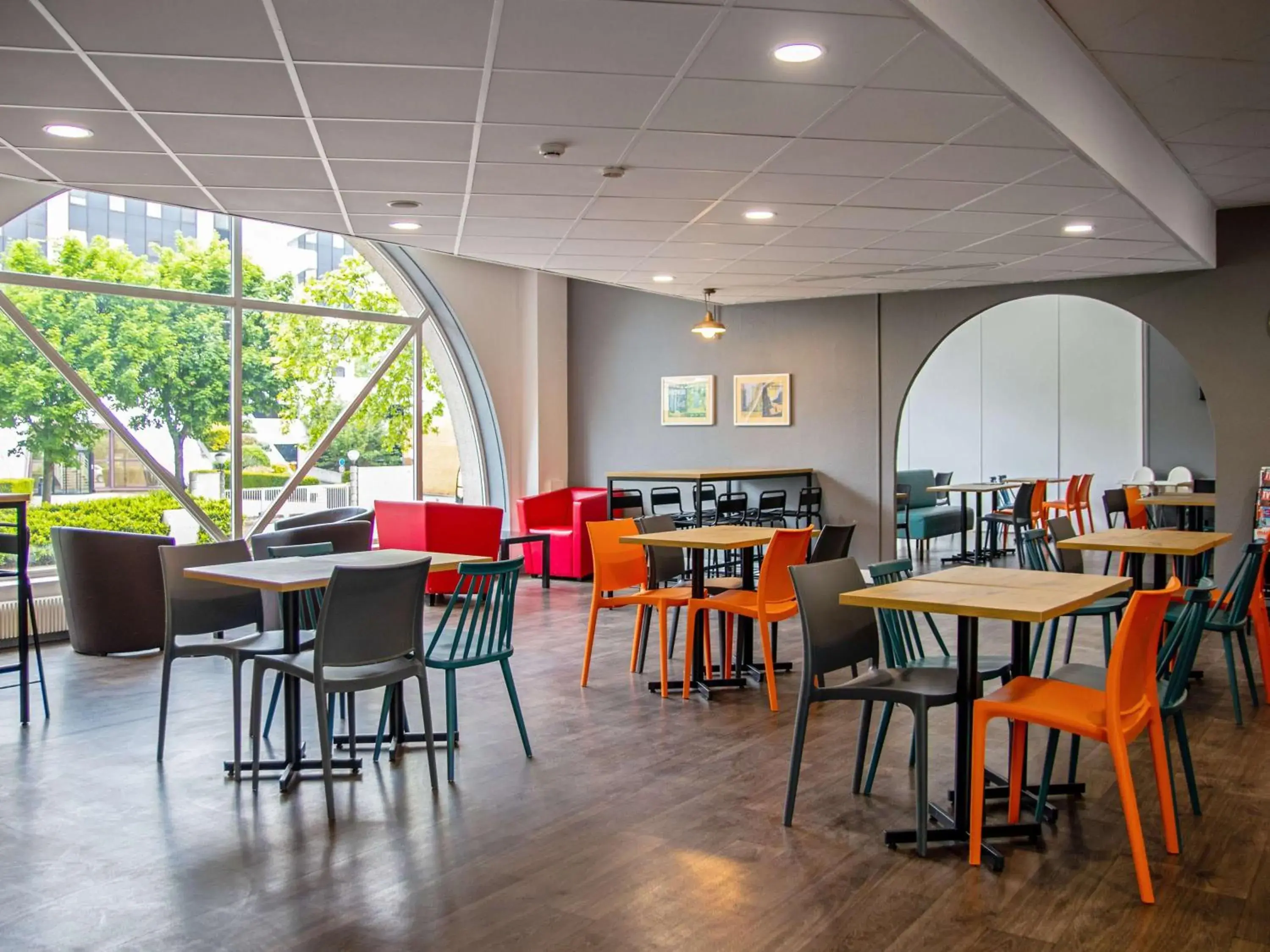 Property building, Restaurant/Places to Eat in hotelF1 Cergy