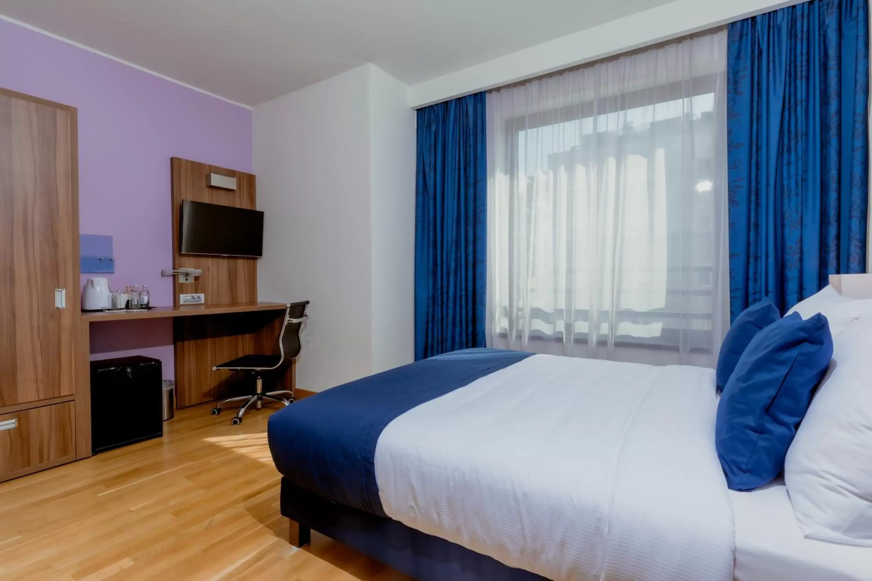 Property building, Bed in Holiday Inn Express Belgrade - City, an IHG Hotel