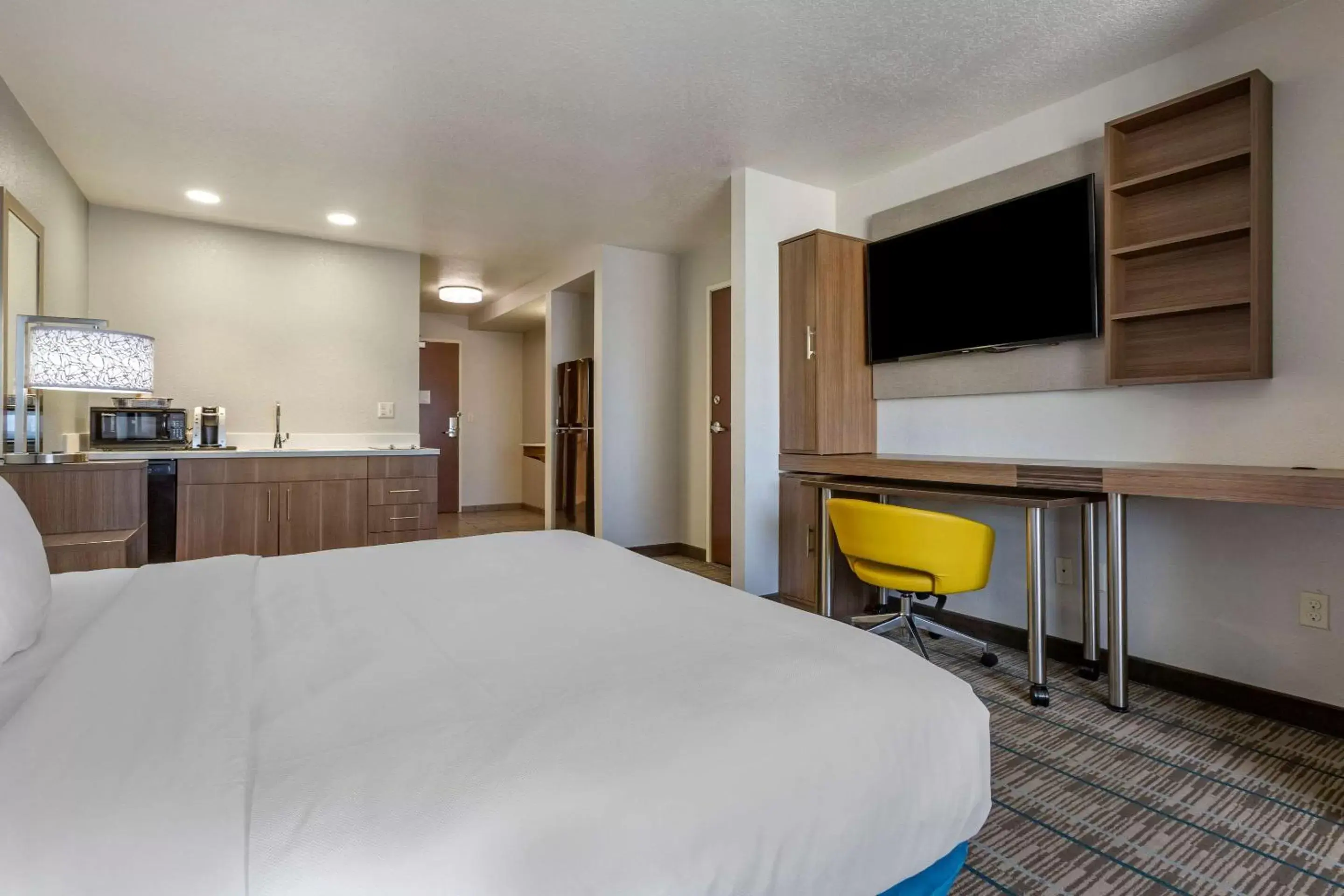 Bedroom, Kitchen/Kitchenette in MainStay Suites I-90 City Center