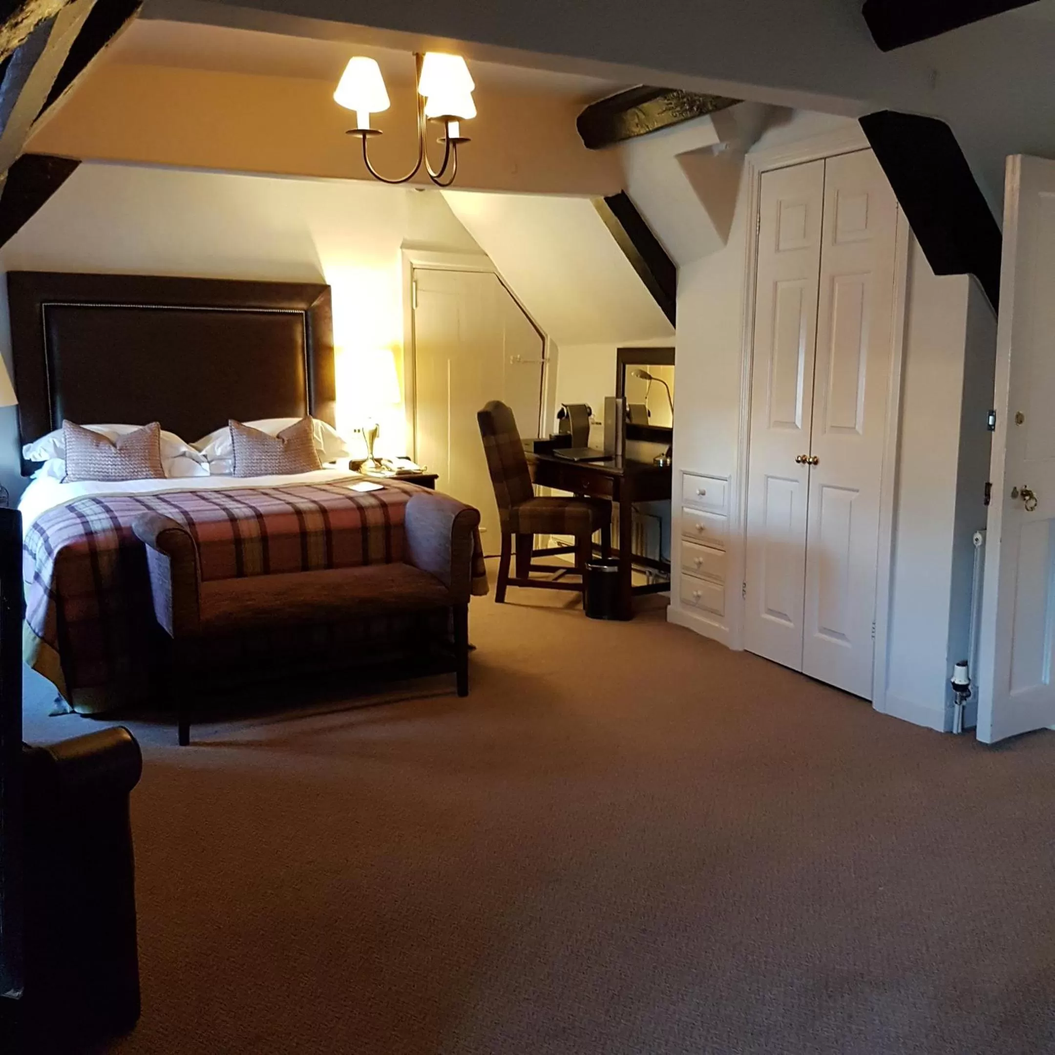 Bedroom, Bed in Macdonald Bear Hotel