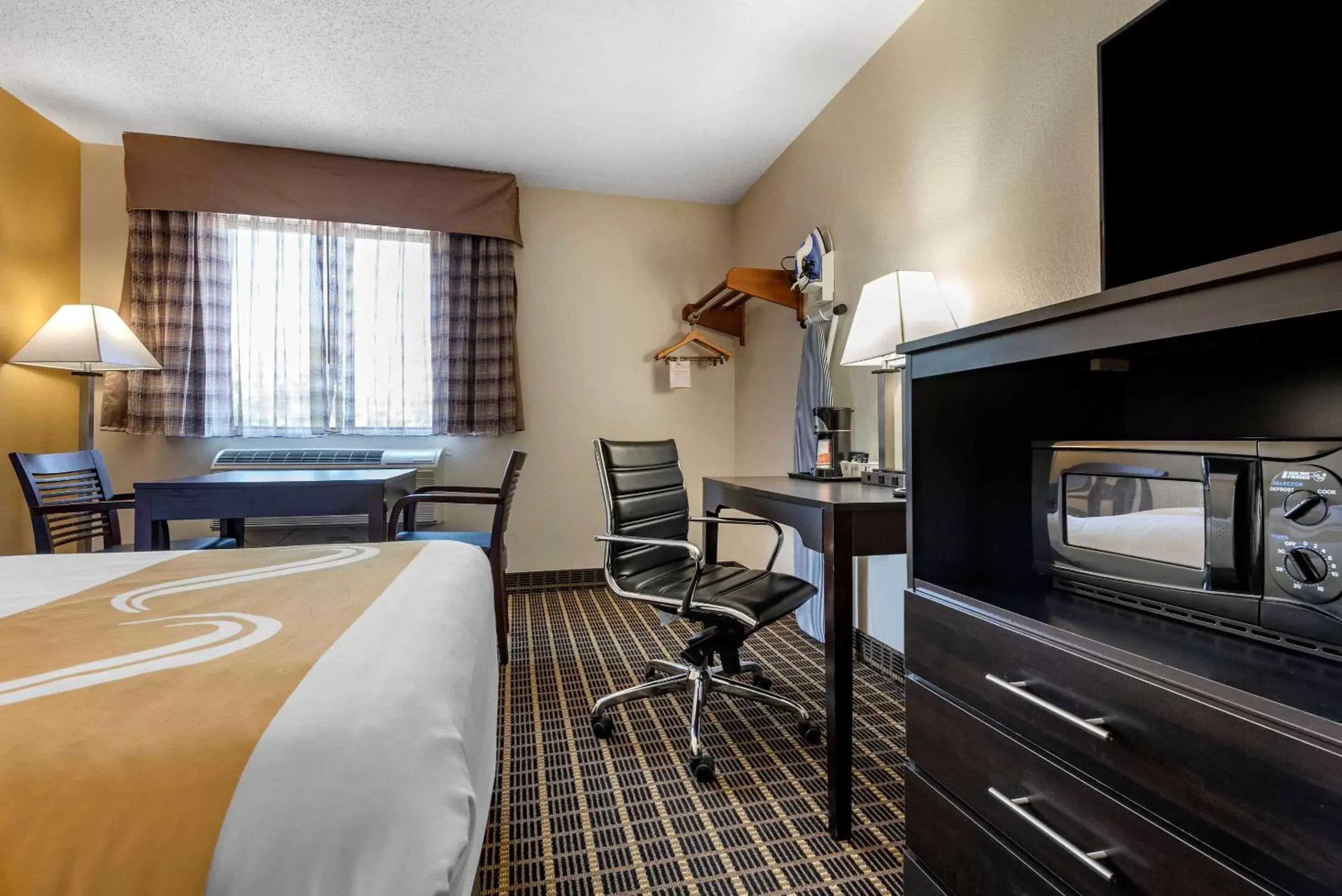 Bedroom, TV/Entertainment Center in Quality Inn & Suites Warren