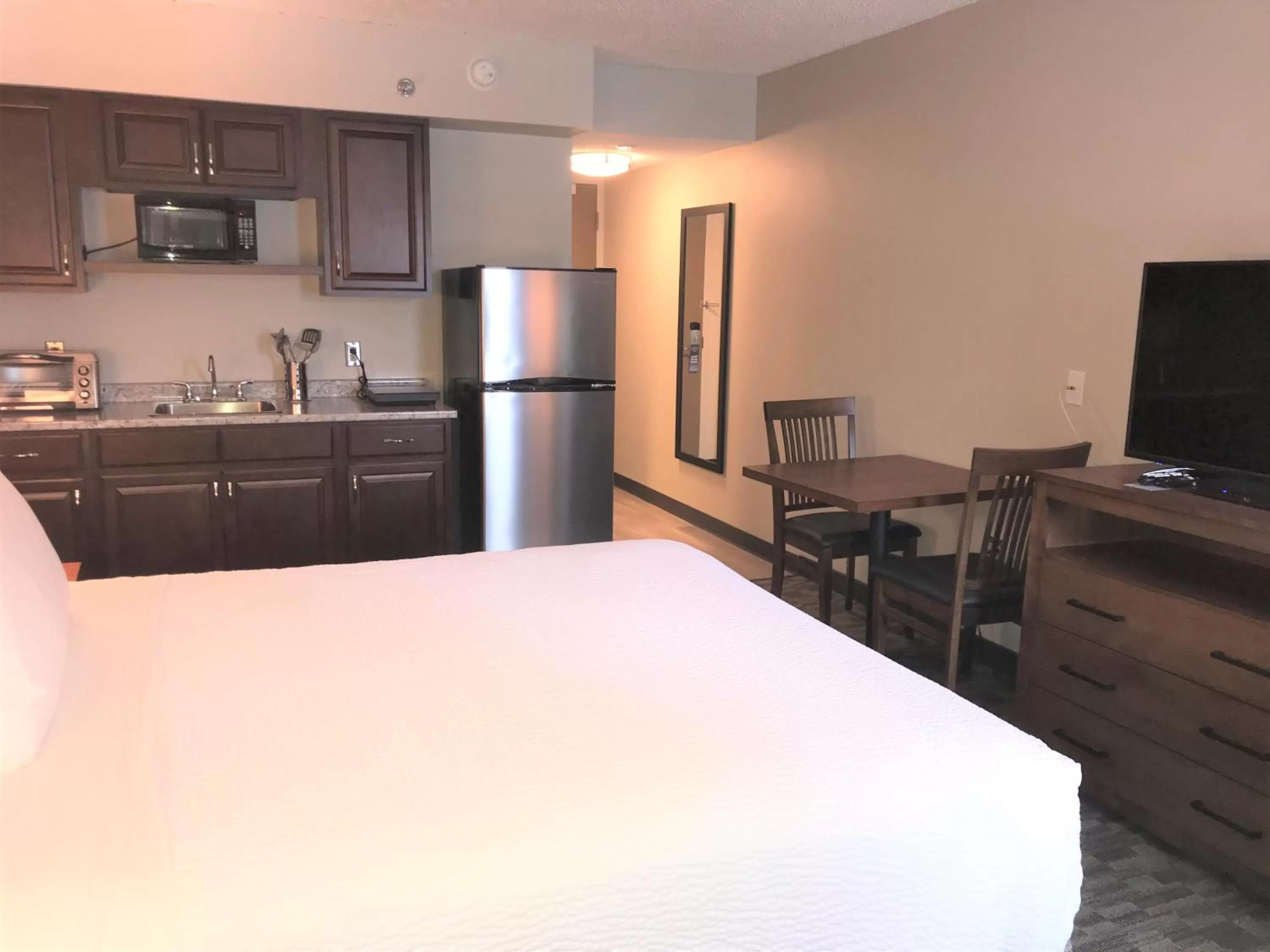 Kitchen or kitchenette, Bed in Travelodge by Wyndham Sydney