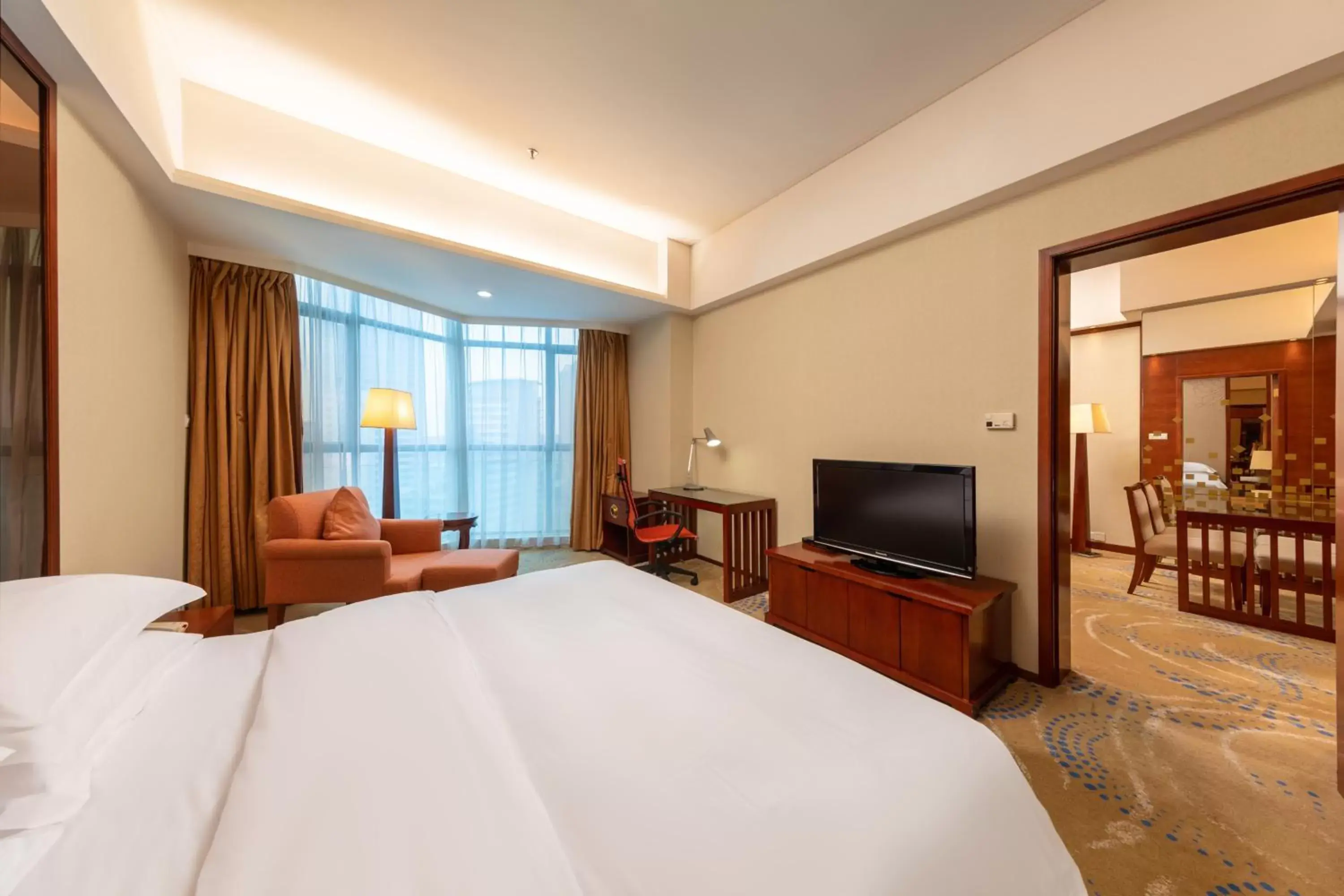 Bedroom, TV/Entertainment Center in Crowne Plaza Foshan, an IHG Hotel - Exclusive bus stations for HKSAR round-trips