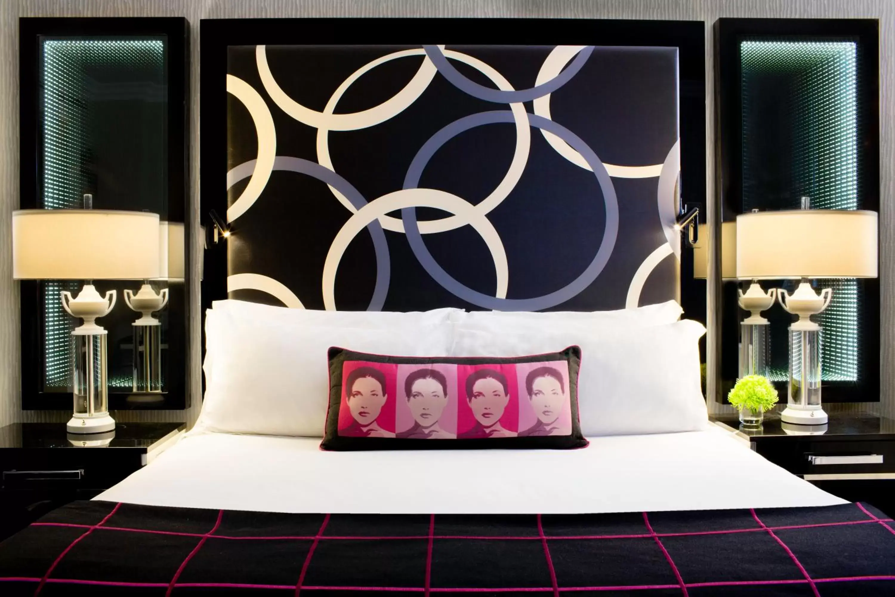 Photo of the whole room, Bed in The Muse New York