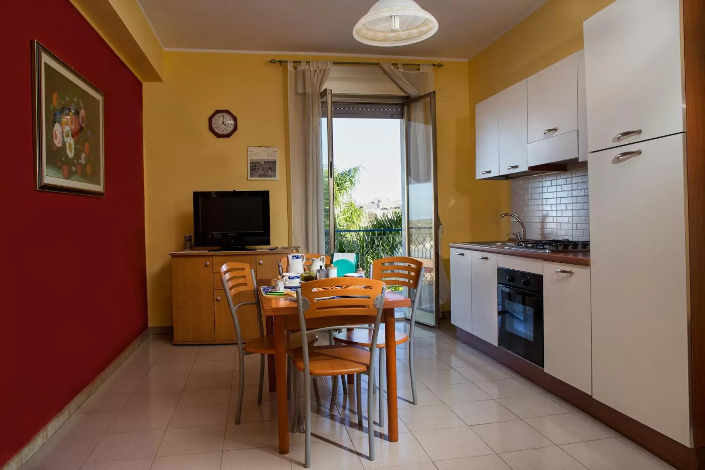 Communal kitchen, Dining Area in Joanne B&B