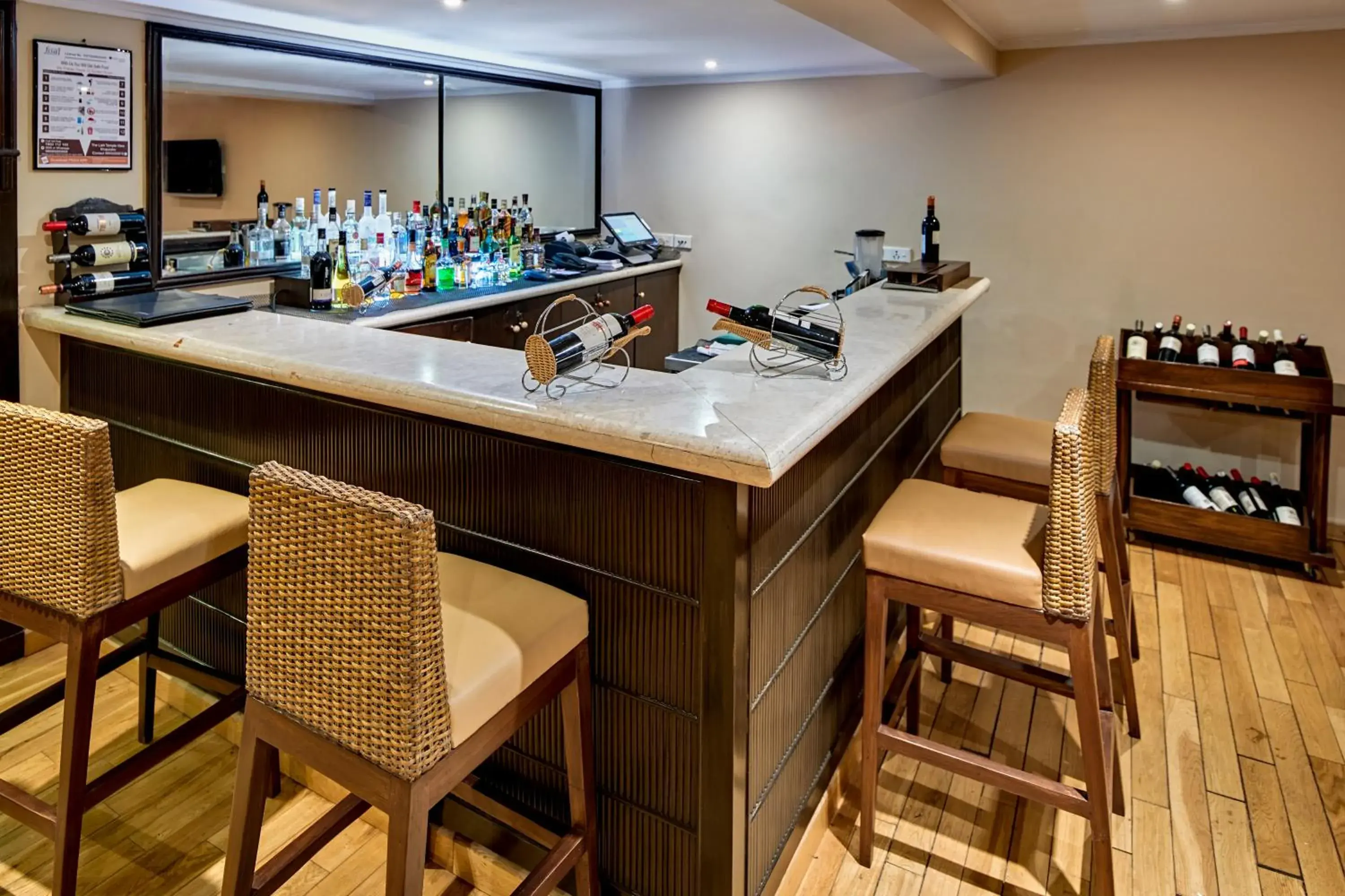 Lounge or bar, Restaurant/Places to Eat in The Lalit Temple View Khajuraho