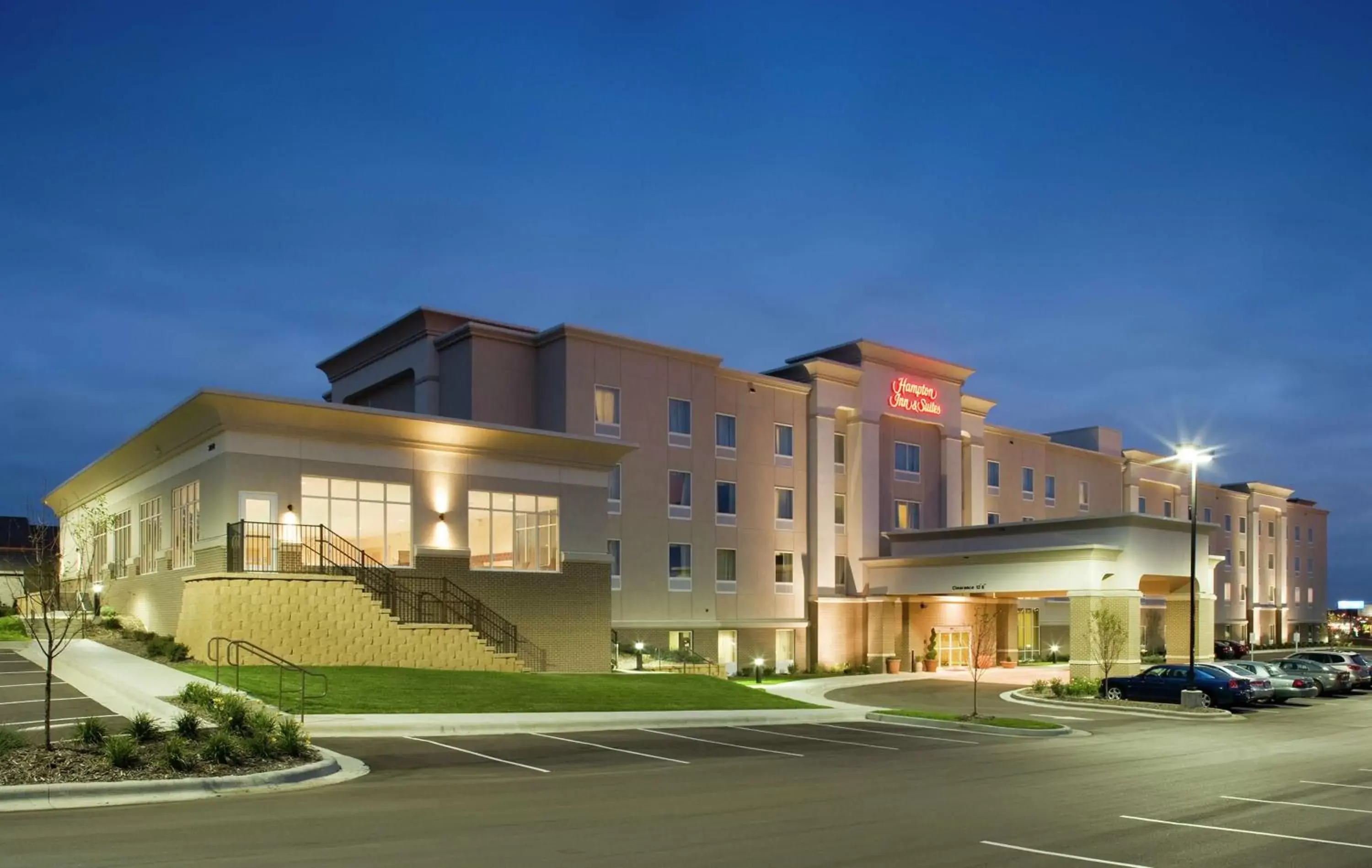 Property Building in Hampton Inn & Suites Rochester-North