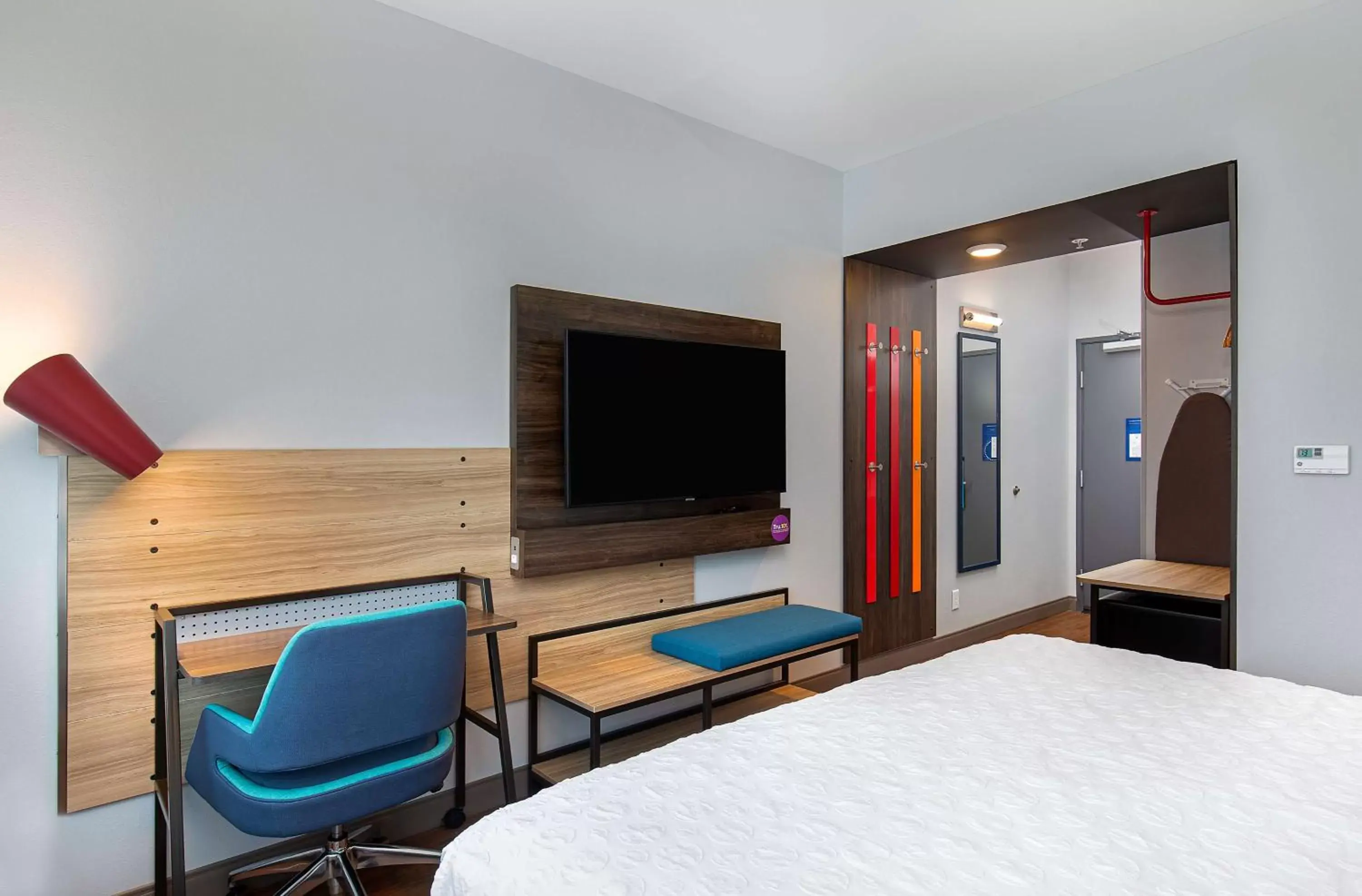 Bedroom, TV/Entertainment Center in Tru By Hilton Lexington University Medical Center, Ky