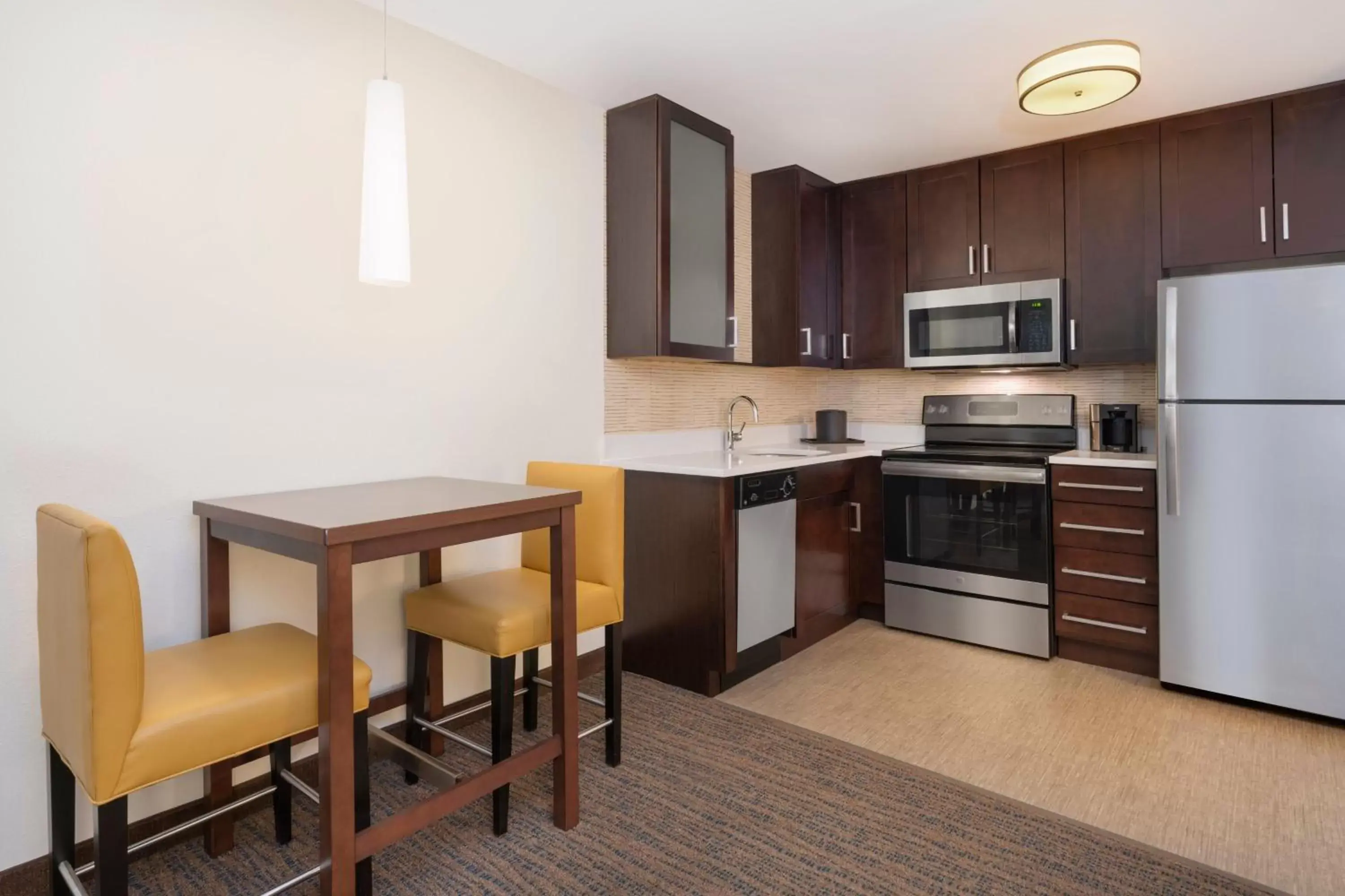 Bedroom, Kitchen/Kitchenette in Residence Inn by Marriott Boston Bridgewater