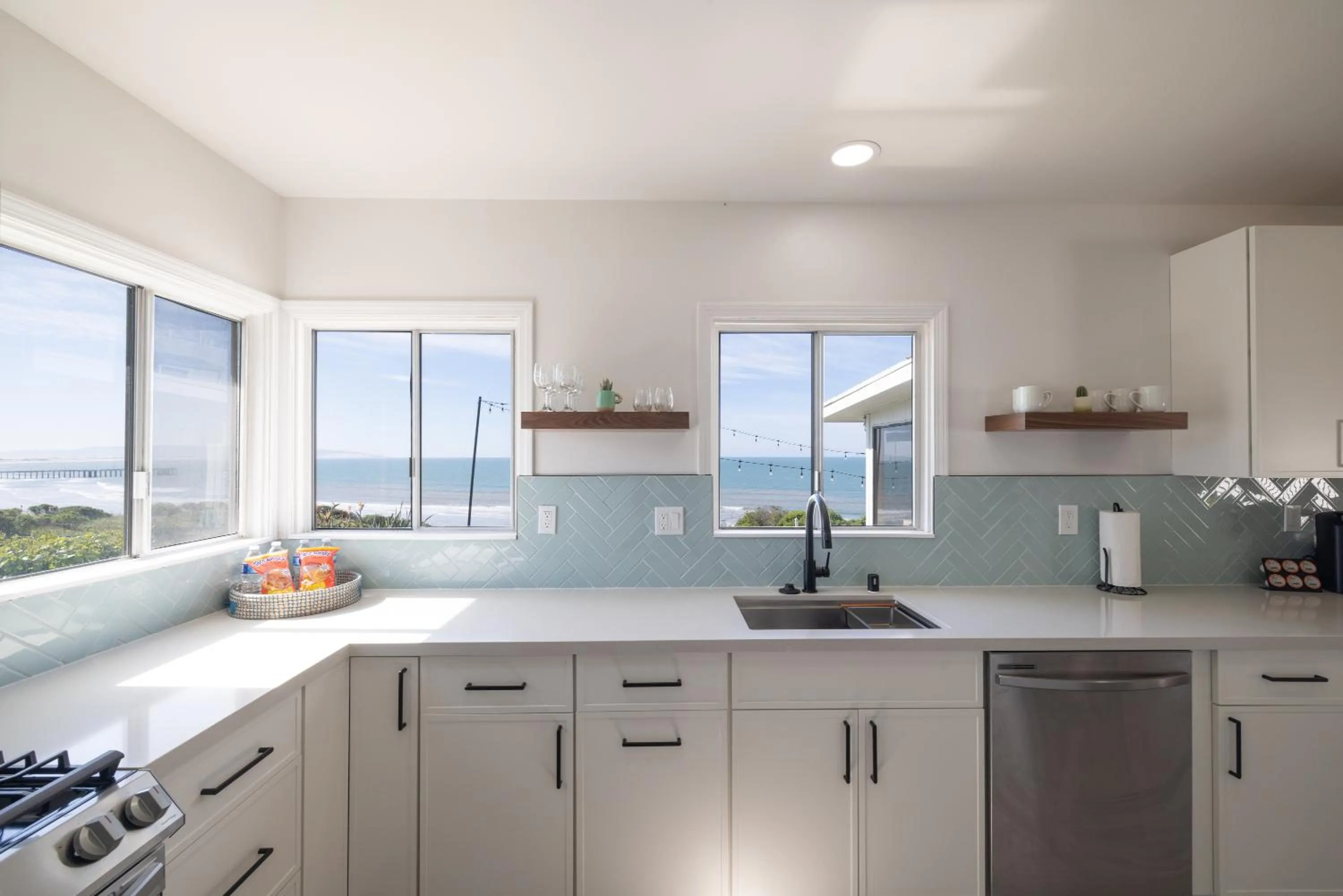 Kitchen or kitchenette in Tides Oceanview Inn and Cottages