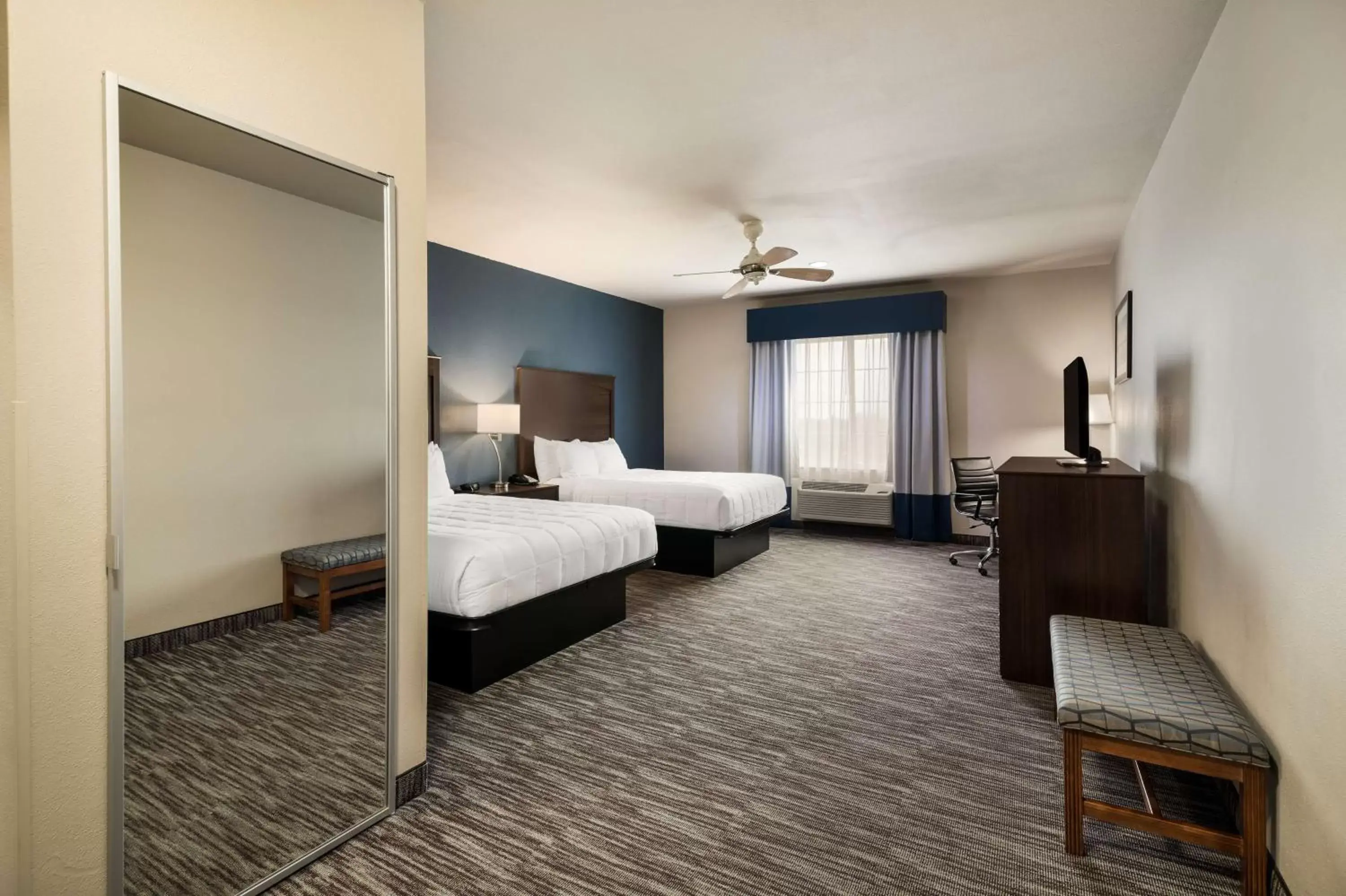 Bedroom in Best Western Plus Lake Dallas Inn & Suites