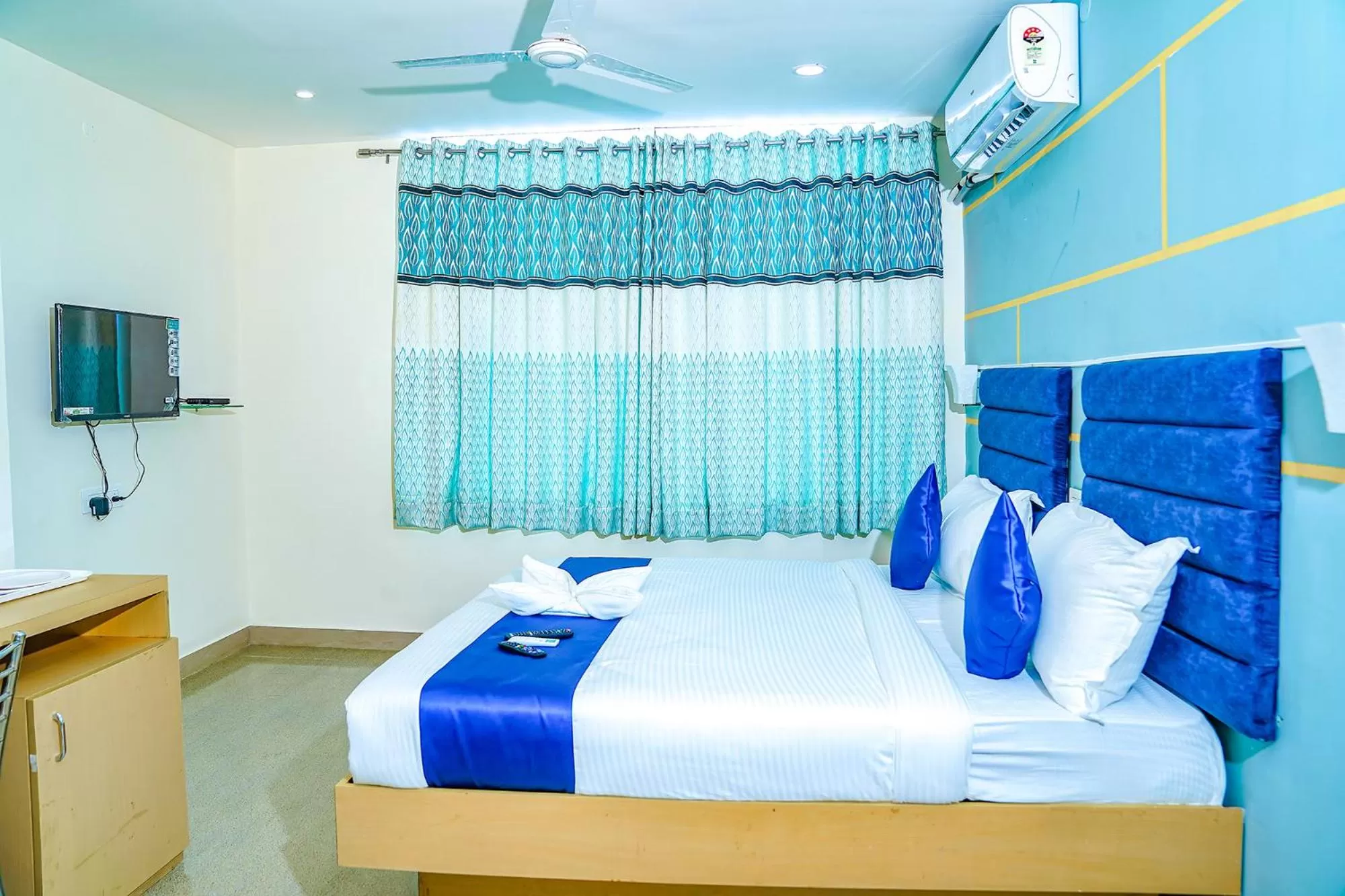 TV and multimedia, Bed in FabHotel JKC Grand