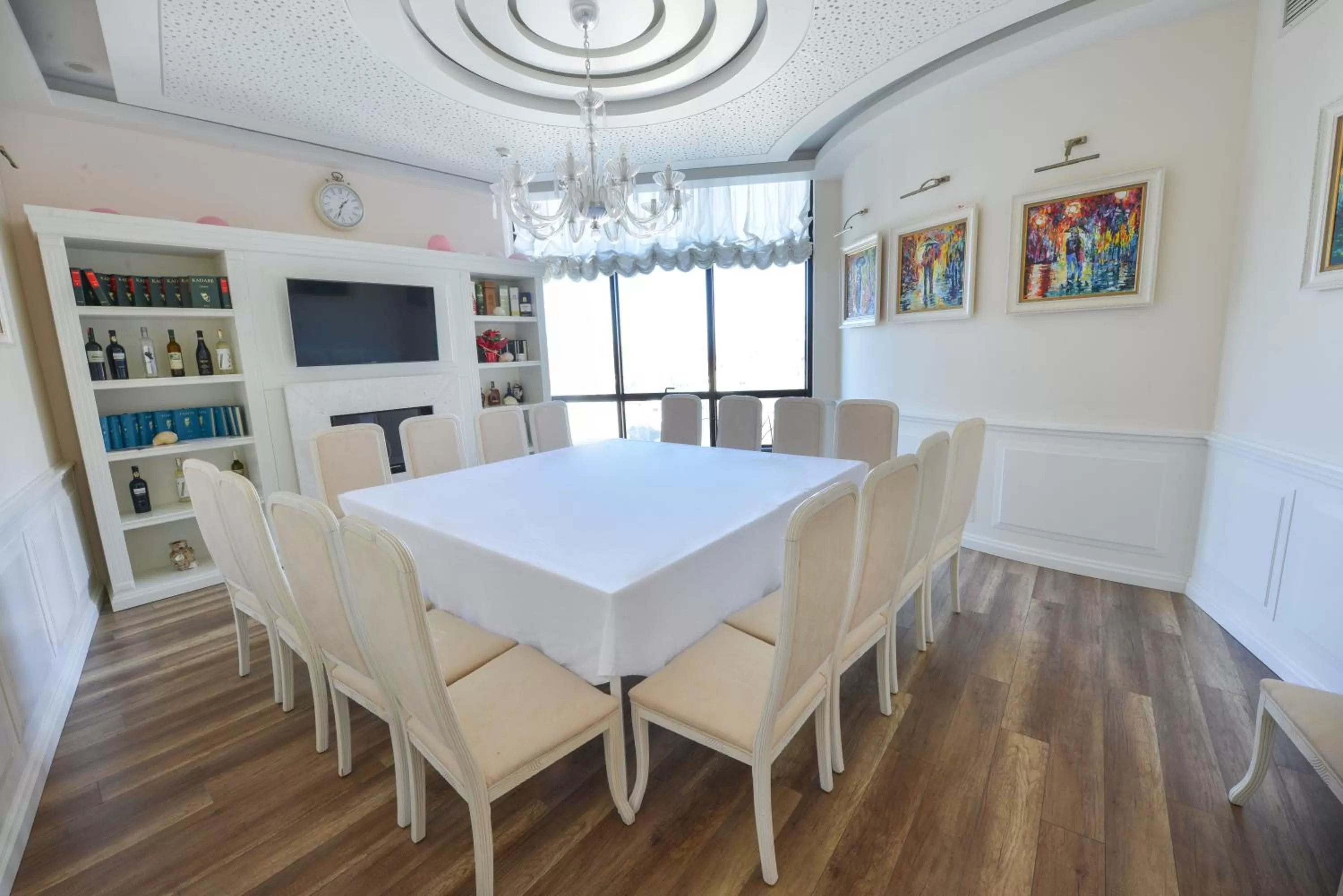 Restaurant/places to eat in Jolly Hotel