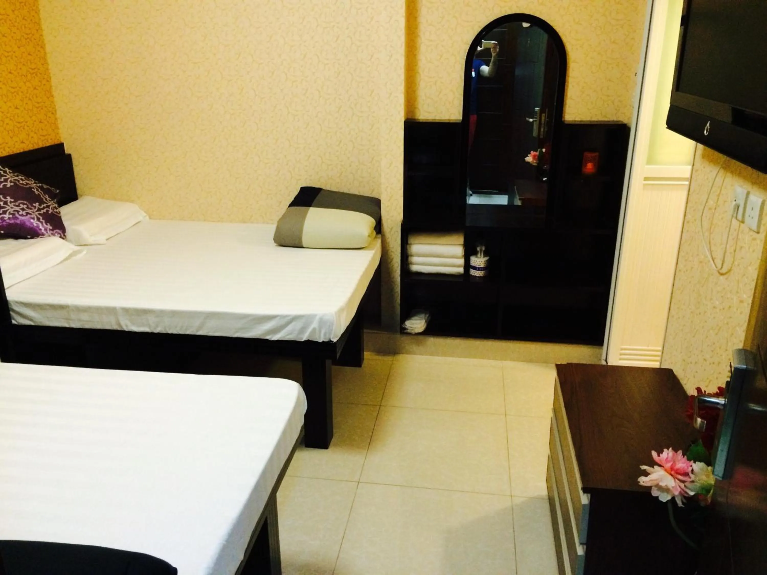 Photo of the whole room, Bed in Modern