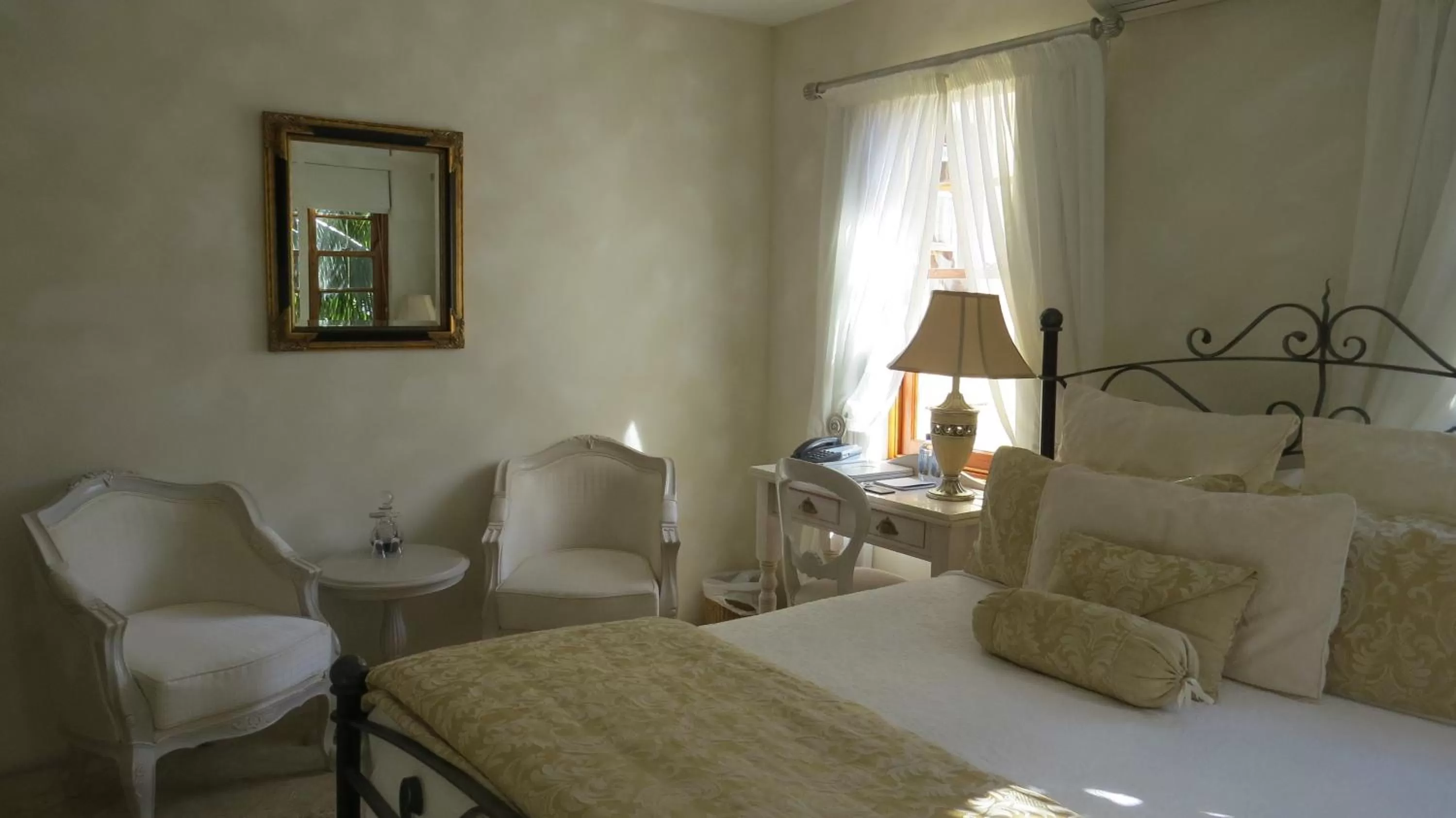 Day, Bed in Victoria's At Wategos