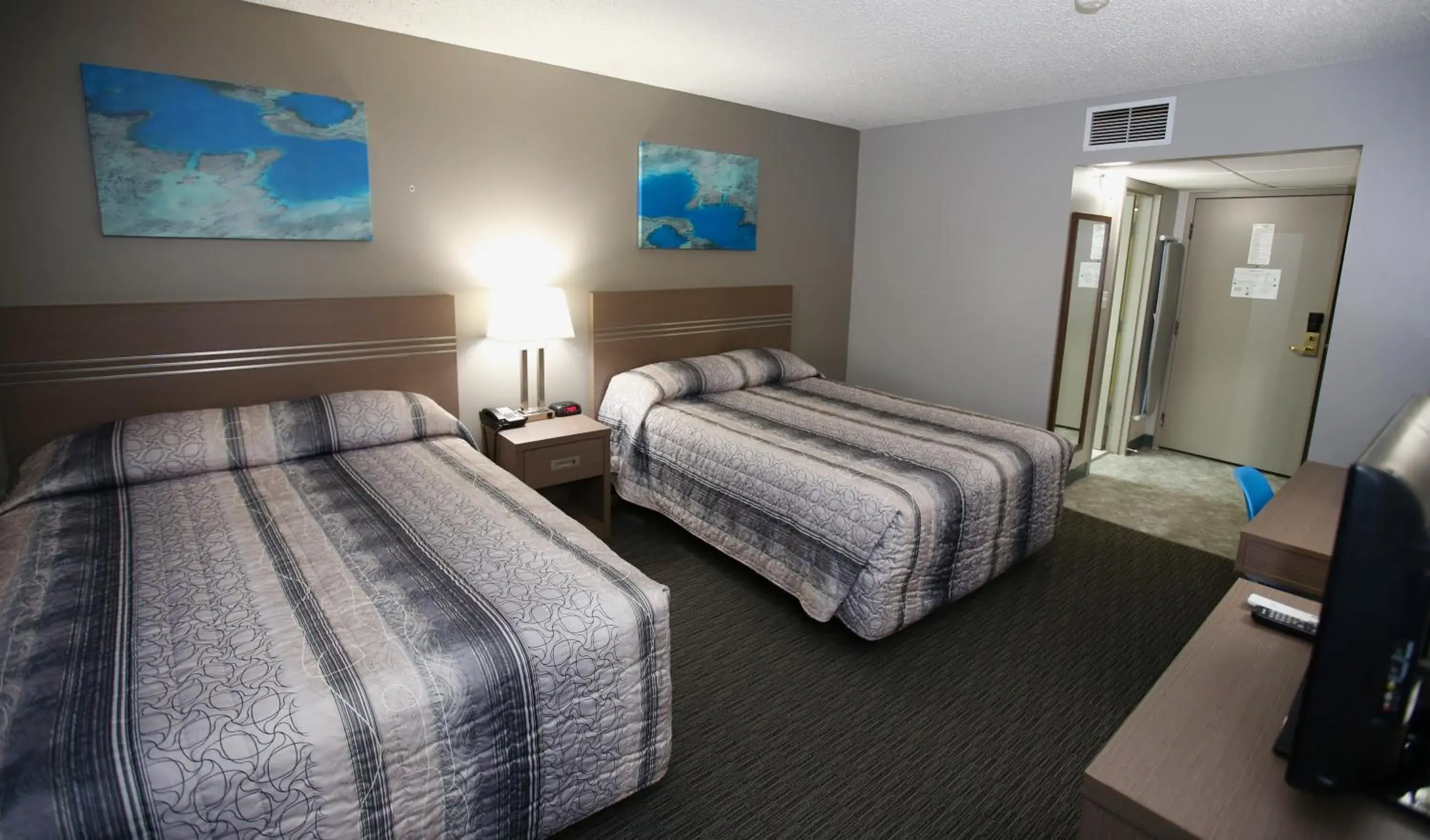 Bed in Stanford Inn - Grande Prairie